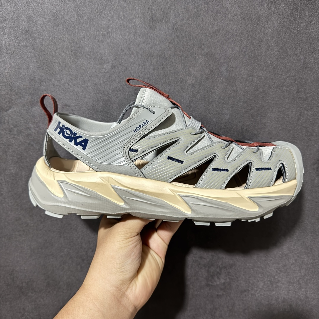 【PE纯原版】HOKA One One Hopara Sandals 霍帕拉系列水路两用溯溪涉水休闲户外露营凉鞋 作为先锋品牌的 HOKA ONE ONE总是以独特的方式 HOPA RA是一款溯溪鞋 又名排水鞋 可长期用于涉水和溯溪 保护脚底和脚趾的安全和舒适 鞋面材料速干 透气 耐磨 鞋底防滑 耐磨 抓地能力强 出于安全考虑 设计要求较高 涉水溯溪过程中 水 泥沙 可以直接从鞋内大孔排出 细纹鞋底使在岩石上抓地能力强 避免打滑 而上路后 鞋面具有快干透气等优点 尺码:36 36.5 37.5 38 39 40 40.5 41 42 42.5 43 44 45-选品中心