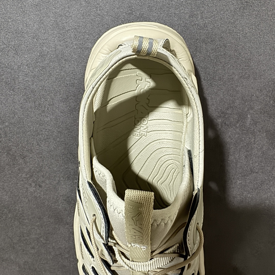 图片[6]-【PE纯原版】HOKA One One Hopara Sandals 霍帕拉系列水路两用溯溪涉水休闲户外露营凉鞋 作为先锋品牌的 HOKA ONE ONE总是以独特的方式 HOPA RA是一款溯溪鞋 又名排水鞋 可长期用于涉水和溯溪 保护脚底和脚趾的安全和舒适 鞋面材料速干 透气 耐磨 鞋底防滑 耐磨 抓地能力强 出于安全考虑 设计要求较高 涉水溯溪过程中 水 泥沙 可以直接从鞋内大孔排出 细纹鞋底使在岩石上抓地能力强 避免打滑 而上路后 鞋面具有快干透气等优点 尺码：36 36.5 37.5 38 39 40 40.5 41 42 42.5 43 44 45-选品中心