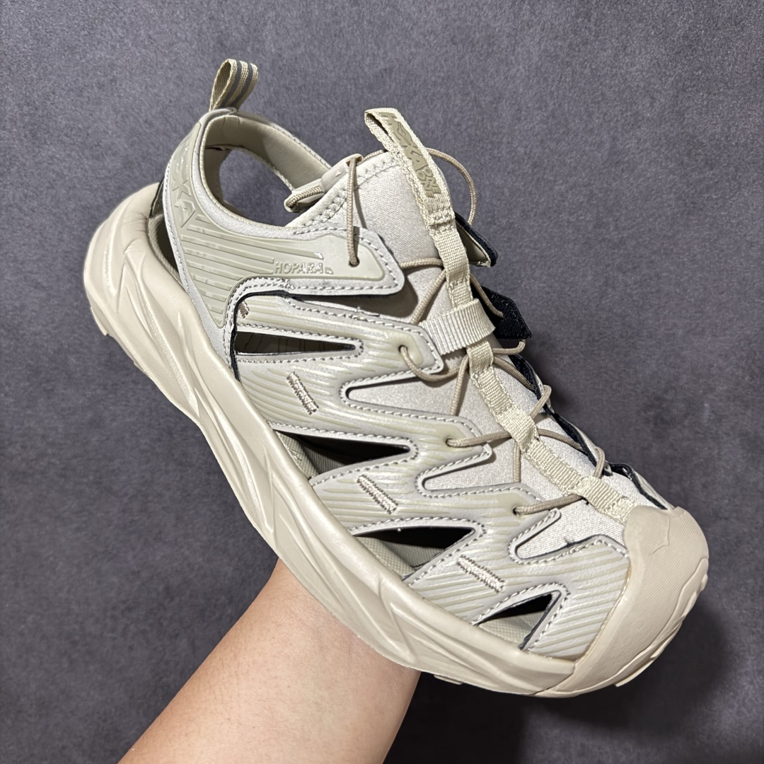 图片[3]-【PE纯原版】HOKA One One Hopara Sandals 霍帕拉系列水路两用溯溪涉水休闲户外露营凉鞋 作为先锋品牌的 HOKA ONE ONE总是以独特的方式 HOPA RA是一款溯溪鞋 又名排水鞋 可长期用于涉水和溯溪 保护脚底和脚趾的安全和舒适 鞋面材料速干 透气 耐磨 鞋底防滑 耐磨 抓地能力强 出于安全考虑 设计要求较高 涉水溯溪过程中 水 泥沙 可以直接从鞋内大孔排出 细纹鞋底使在岩石上抓地能力强 避免打滑 而上路后 鞋面具有快干透气等优点 尺码：36 36.5 37.5 38 39 40 40.5 41 42 42.5 43 44 45-选品中心
