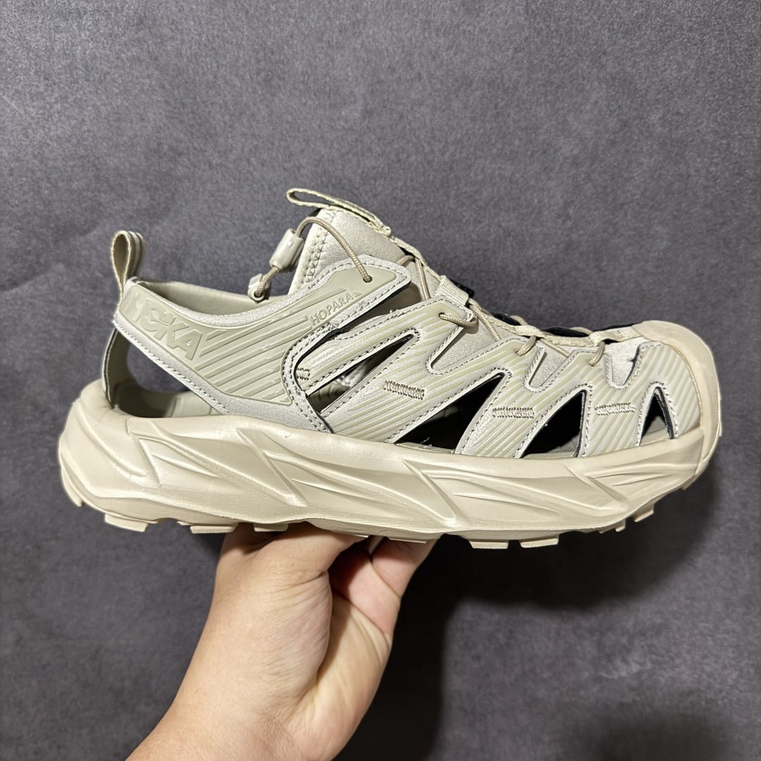 【PE纯原版】HOKA One One Hopara Sandals 霍帕拉系列水路两用溯溪涉水休闲户外露营凉鞋 作为先锋品牌的 HOKA ONE ONE总是以独特的方式 HOPA RA是一款溯溪鞋 又名排水鞋 可长期用于涉水和溯溪 保护脚底和脚趾的安全和舒适 鞋面材料速干 透气 耐磨 鞋底防滑 耐磨 抓地能力强 出于安全考虑 设计要求较高 涉水溯溪过程中 水 泥沙 可以直接从鞋内大孔排出 细纹鞋底使在岩石上抓地能力强 避免打滑 而上路后 鞋面具有快干透气等优点 尺码:36 36.5 37.5 38 39 40 40.5 41 42 42.5 43 44 45-选品中心