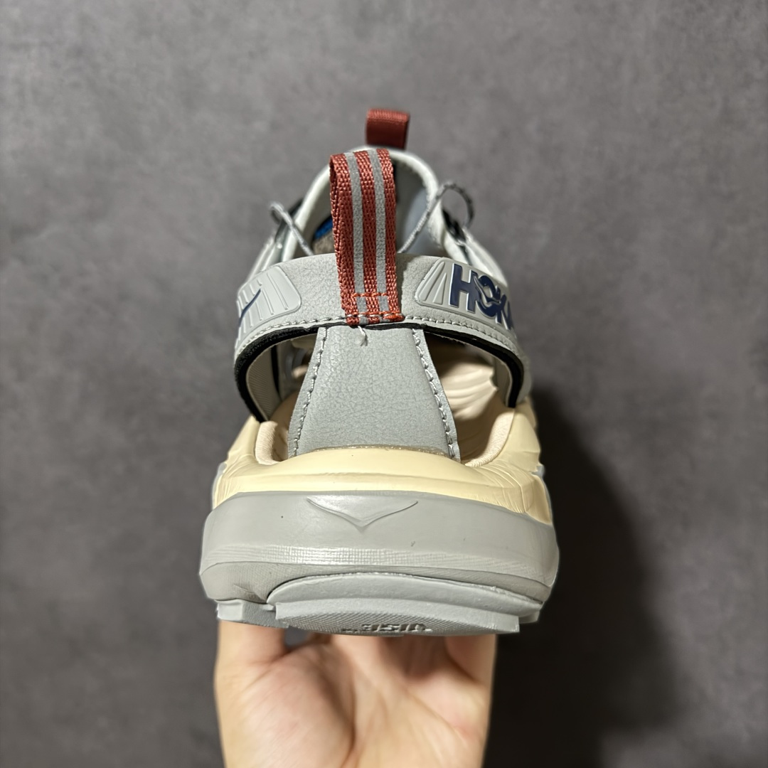 图片[4]-【PE纯原版】HOKA One One Hopara Sandals 霍帕拉系列水路两用溯溪涉水休闲户外露营凉鞋 作为先锋品牌的 HOKA ONE ONE总是以独特的方式 HOPA RA是一款溯溪鞋 又名排水鞋 可长期用于涉水和溯溪 保护脚底和脚趾的安全和舒适 鞋面材料速干 透气 耐磨 鞋底防滑 耐磨 抓地能力强 出于安全考虑 设计要求较高 涉水溯溪过程中 水 泥沙 可以直接从鞋内大孔排出 细纹鞋底使在岩石上抓地能力强 避免打滑 而上路后 鞋面具有快干透气等优点 尺码：36 36.5 37.5 38 39 40 40.5 41 42 42.5 43 44 45-选品中心
