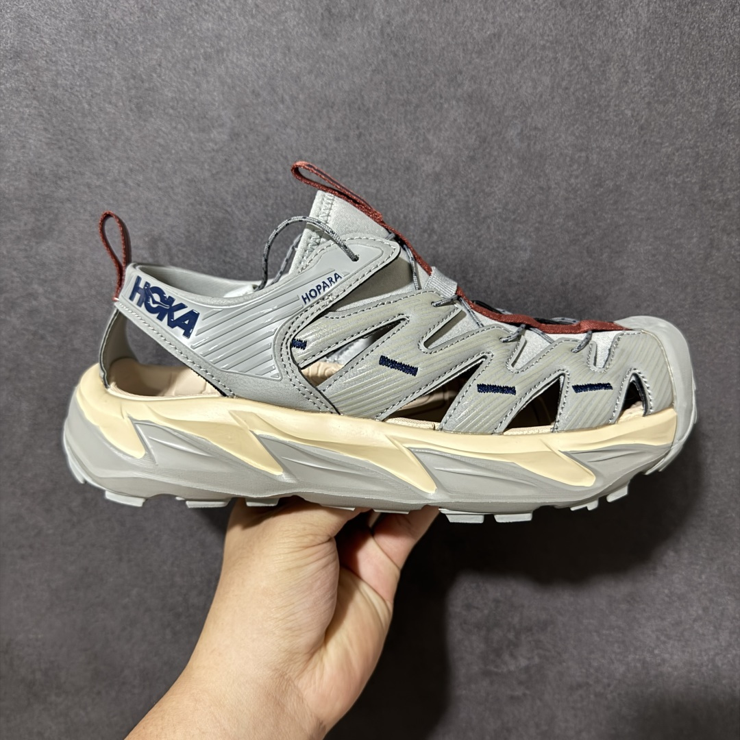 【PE纯原版】HOKA One One Hopara Sandals 霍帕拉系列水路两用溯溪涉水休闲户外露营凉鞋 作为先锋品牌的 HOKA ONE ONE总是以独特的方式 HOPA RA是一款溯溪鞋 又名排水鞋 可长期用于涉水和溯溪 保护脚底和脚趾的安全和舒适 鞋面材料速干 透气 耐磨 鞋底防滑 耐磨 抓地能力强 出于安全考虑 设计要求较高 涉水溯溪过程中 水 泥沙 可以直接从鞋内大孔排出 细纹鞋底使在岩石上抓地能力强 避免打滑 而上路后 鞋面具有快干透气等优点 尺码:36 36.5 37.5 38 39 40 40.5 41 42 42.5 43 44 45-选品中心