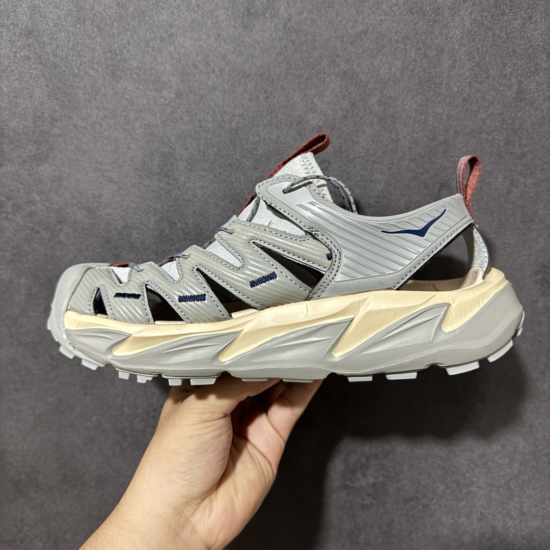图片[2]-【PE纯原版】HOKA One One Hopara Sandals 霍帕拉系列水路两用溯溪涉水休闲户外露营凉鞋 作为先锋品牌的 HOKA ONE ONE总是以独特的方式 HOPA RA是一款溯溪鞋 又名排水鞋 可长期用于涉水和溯溪 保护脚底和脚趾的安全和舒适 鞋面材料速干 透气 耐磨 鞋底防滑 耐磨 抓地能力强 出于安全考虑 设计要求较高 涉水溯溪过程中 水 泥沙 可以直接从鞋内大孔排出 细纹鞋底使在岩石上抓地能力强 避免打滑 而上路后 鞋面具有快干透气等优点 尺码：36 36.5 37.5 38 39 40 40.5 41 42 42.5 43 44 45-选品中心