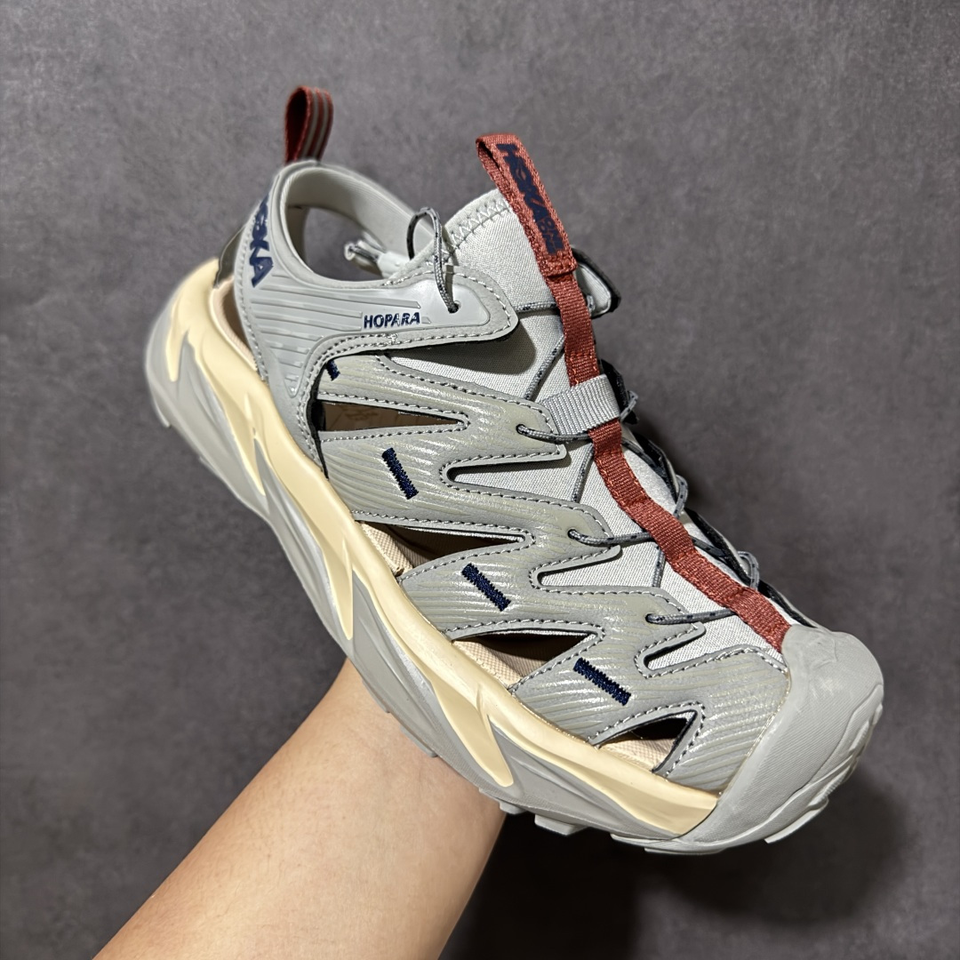 图片[3]-【PE纯原版】HOKA One One Hopara Sandals 霍帕拉系列水路两用溯溪涉水休闲户外露营凉鞋 作为先锋品牌的 HOKA ONE ONE总是以独特的方式 HOPA RA是一款溯溪鞋 又名排水鞋 可长期用于涉水和溯溪 保护脚底和脚趾的安全和舒适 鞋面材料速干 透气 耐磨 鞋底防滑 耐磨 抓地能力强 出于安全考虑 设计要求较高 涉水溯溪过程中 水 泥沙 可以直接从鞋内大孔排出 细纹鞋底使在岩石上抓地能力强 避免打滑 而上路后 鞋面具有快干透气等优点 尺码：36 36.5 37.5 38 39 40 40.5 41 42 42.5 43 44 45-选品中心