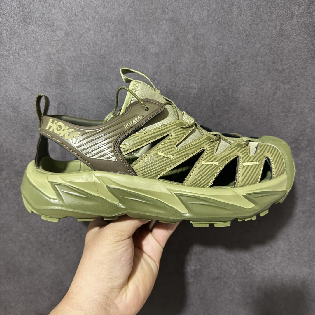 【PE纯原版】HOKA One One Hopara Sandals 霍帕拉系列水路两用溯溪涉水休闲户外露营凉鞋 作为先锋品牌的 HOKA ONE ONE总是以独特的方式 HOPA RA是一款溯溪鞋 又名排水鞋 可长期用于涉水和溯溪 保护脚底和脚趾的安全和舒适 鞋面材料速干 透气 耐磨 鞋底防滑 耐磨 抓地能力强 出于安全考虑 设计要求较高 涉水溯溪过程中 水 泥沙 可以直接从鞋内大孔排出 细纹鞋底使在岩石上抓地能力强 避免打滑 而上路后 鞋面具有快干透气等优点 尺码:36 36.5 37.5 38 39 40 40.5 41 42 42.5 43 44 45-选品中心