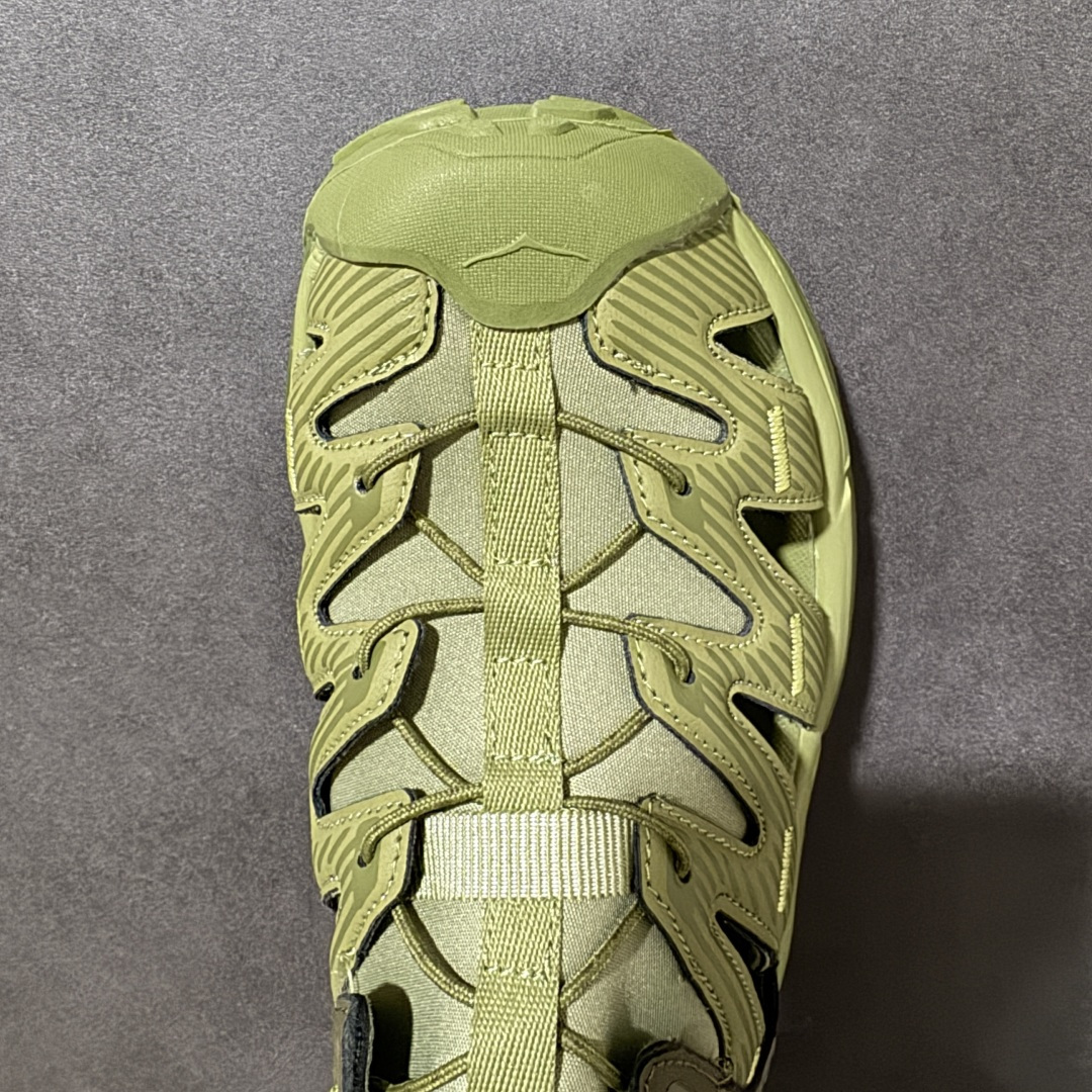 图片[5]-【PE纯原版】HOKA One One Hopara Sandals 霍帕拉系列水路两用溯溪涉水休闲户外露营凉鞋 作为先锋品牌的 HOKA ONE ONE总是以独特的方式 HOPA RA是一款溯溪鞋 又名排水鞋 可长期用于涉水和溯溪 保护脚底和脚趾的安全和舒适 鞋面材料速干 透气 耐磨 鞋底防滑 耐磨 抓地能力强 出于安全考虑 设计要求较高 涉水溯溪过程中 水 泥沙 可以直接从鞋内大孔排出 细纹鞋底使在岩石上抓地能力强 避免打滑 而上路后 鞋面具有快干透气等优点 尺码：36 36.5 37.5 38 39 40 40.5 41 42 42.5 43 44 45-选品中心