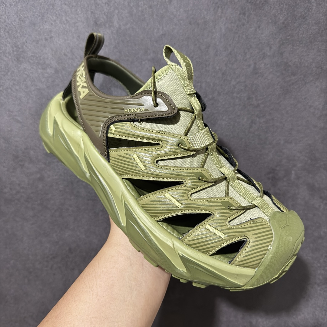 图片[3]-【PE纯原版】HOKA One One Hopara Sandals 霍帕拉系列水路两用溯溪涉水休闲户外露营凉鞋 作为先锋品牌的 HOKA ONE ONE总是以独特的方式 HOPA RA是一款溯溪鞋 又名排水鞋 可长期用于涉水和溯溪 保护脚底和脚趾的安全和舒适 鞋面材料速干 透气 耐磨 鞋底防滑 耐磨 抓地能力强 出于安全考虑 设计要求较高 涉水溯溪过程中 水 泥沙 可以直接从鞋内大孔排出 细纹鞋底使在岩石上抓地能力强 避免打滑 而上路后 鞋面具有快干透气等优点 尺码：36 36.5 37.5 38 39 40 40.5 41 42 42.5 43 44 45-选品中心