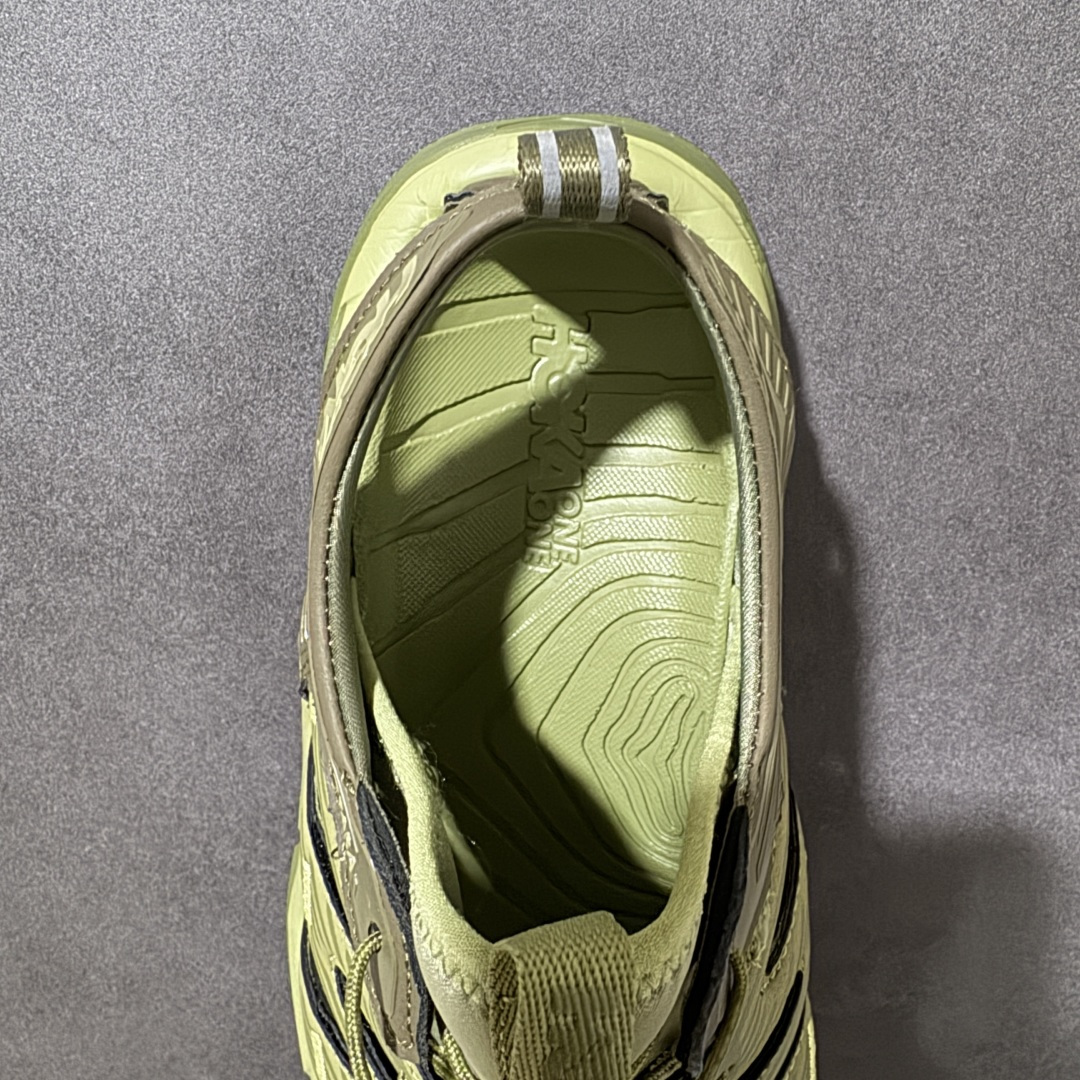图片[6]-【PE纯原版】HOKA One One Hopara Sandals 霍帕拉系列水路两用溯溪涉水休闲户外露营凉鞋 作为先锋品牌的 HOKA ONE ONE总是以独特的方式 HOPA RA是一款溯溪鞋 又名排水鞋 可长期用于涉水和溯溪 保护脚底和脚趾的安全和舒适 鞋面材料速干 透气 耐磨 鞋底防滑 耐磨 抓地能力强 出于安全考虑 设计要求较高 涉水溯溪过程中 水 泥沙 可以直接从鞋内大孔排出 细纹鞋底使在岩石上抓地能力强 避免打滑 而上路后 鞋面具有快干透气等优点 尺码：36 36.5 37.5 38 39 40 40.5 41 42 42.5 43 44 45-选品中心