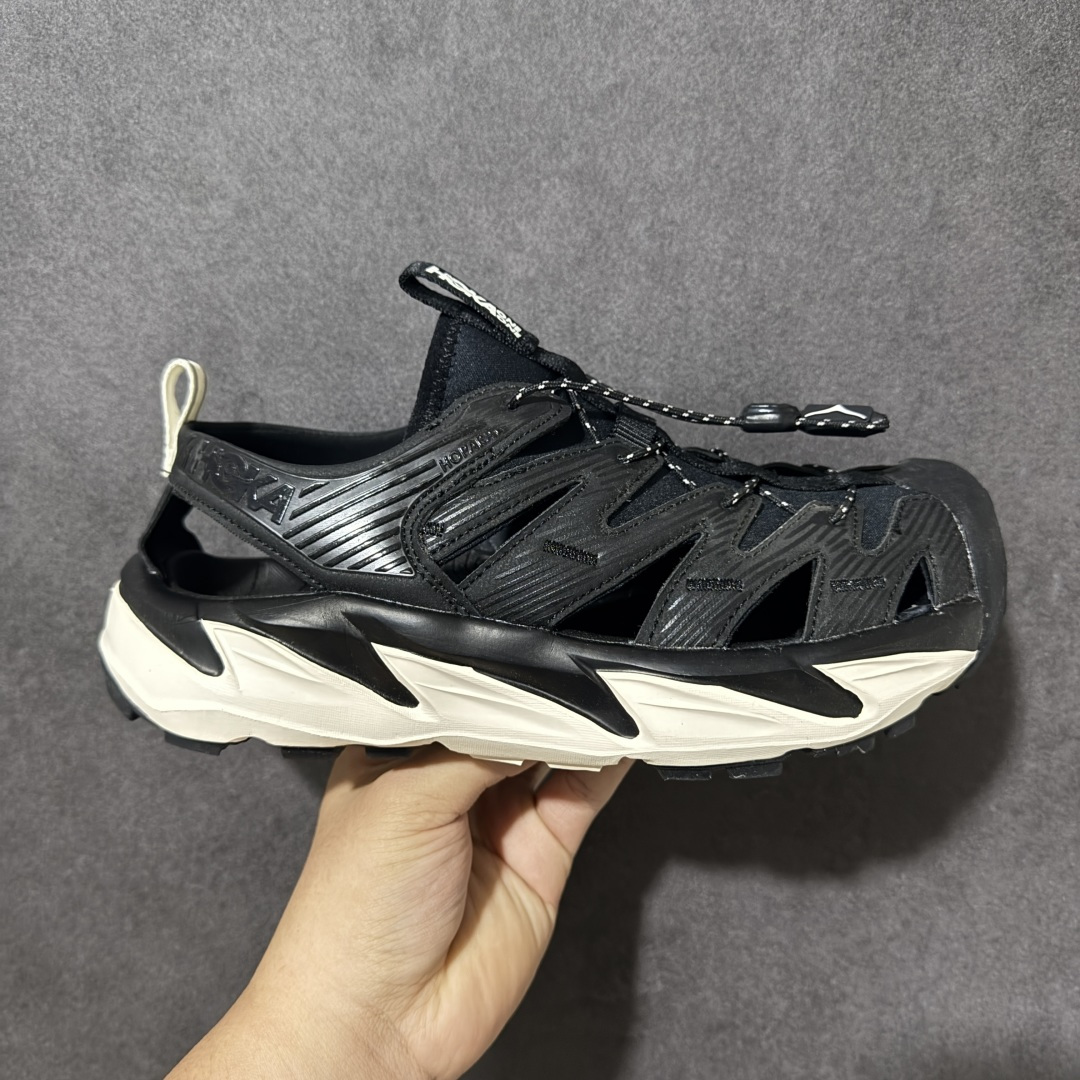 【PE纯原版】HOKA One One Hopara Sandals 霍帕拉系列水路两用溯溪涉水休闲户外露营凉鞋 作为先锋品牌的 HOKA ONE ONE总是以独特的方式 HOPA RA是一款溯溪鞋 又名排水鞋 可长期用于涉水和溯溪 保护脚底和脚趾的安全和舒适 鞋面材料速干 透气 耐磨 鞋底防滑 耐磨 抓地能力强 出于安全考虑 设计要求较高 涉水溯溪过程中 水 泥沙 可以直接从鞋内大孔排出 细纹鞋底使在岩石上抓地能力强 避免打滑 而上路后 鞋面具有快干透气等优点 尺码:36 36.5 37.5 38 39 40 40.5 41 42 42.5 43 44 45-选品中心