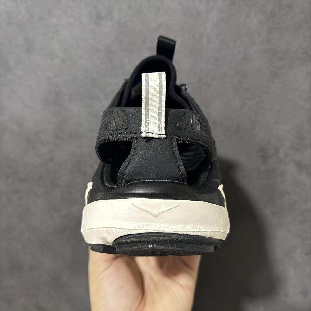 图片[4]-【PE纯原版】HOKA One One Hopara Sandals 霍帕拉系列水路两用溯溪涉水休闲户外露营凉鞋 作为先锋品牌的 HOKA ONE ONE总是以独特的方式 HOPA RA是一款溯溪鞋 又名排水鞋 可长期用于涉水和溯溪 保护脚底和脚趾的安全和舒适 鞋面材料速干 透气 耐磨 鞋底防滑 耐磨 抓地能力强 出于安全考虑 设计要求较高 涉水溯溪过程中 水 泥沙 可以直接从鞋内大孔排出 细纹鞋底使在岩石上抓地能力强 避免打滑 而上路后 鞋面具有快干透气等优点 尺码：36 36.5 37.5 38 39 40 40.5 41 42 42.5 43 44 45-选品中心