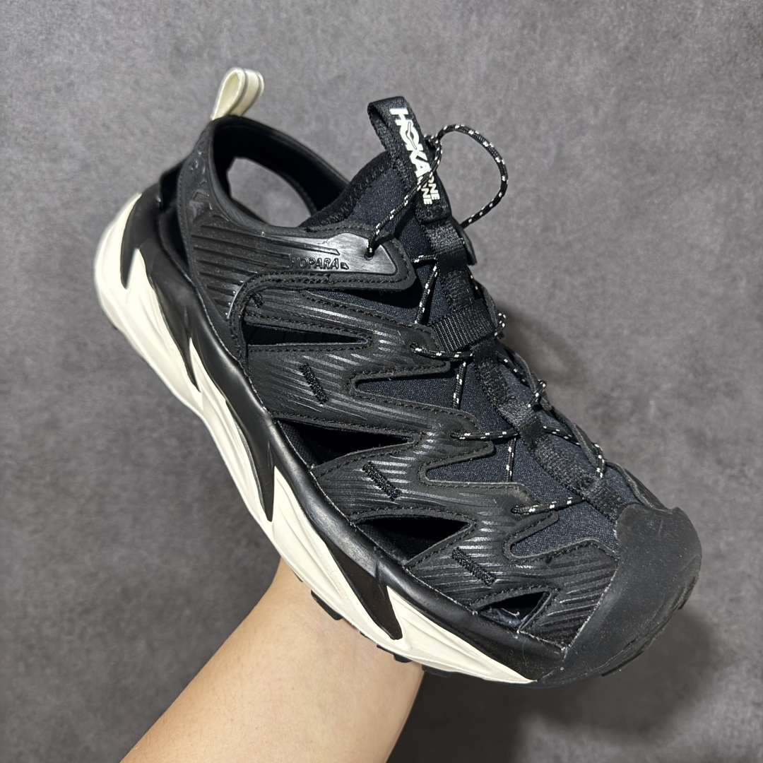 图片[3]-【PE纯原版】HOKA One One Hopara Sandals 霍帕拉系列水路两用溯溪涉水休闲户外露营凉鞋 作为先锋品牌的 HOKA ONE ONE总是以独特的方式 HOPA RA是一款溯溪鞋 又名排水鞋 可长期用于涉水和溯溪 保护脚底和脚趾的安全和舒适 鞋面材料速干 透气 耐磨 鞋底防滑 耐磨 抓地能力强 出于安全考虑 设计要求较高 涉水溯溪过程中 水 泥沙 可以直接从鞋内大孔排出 细纹鞋底使在岩石上抓地能力强 避免打滑 而上路后 鞋面具有快干透气等优点 尺码：36 36.5 37.5 38 39 40 40.5 41 42 42.5 43 44 45-选品中心