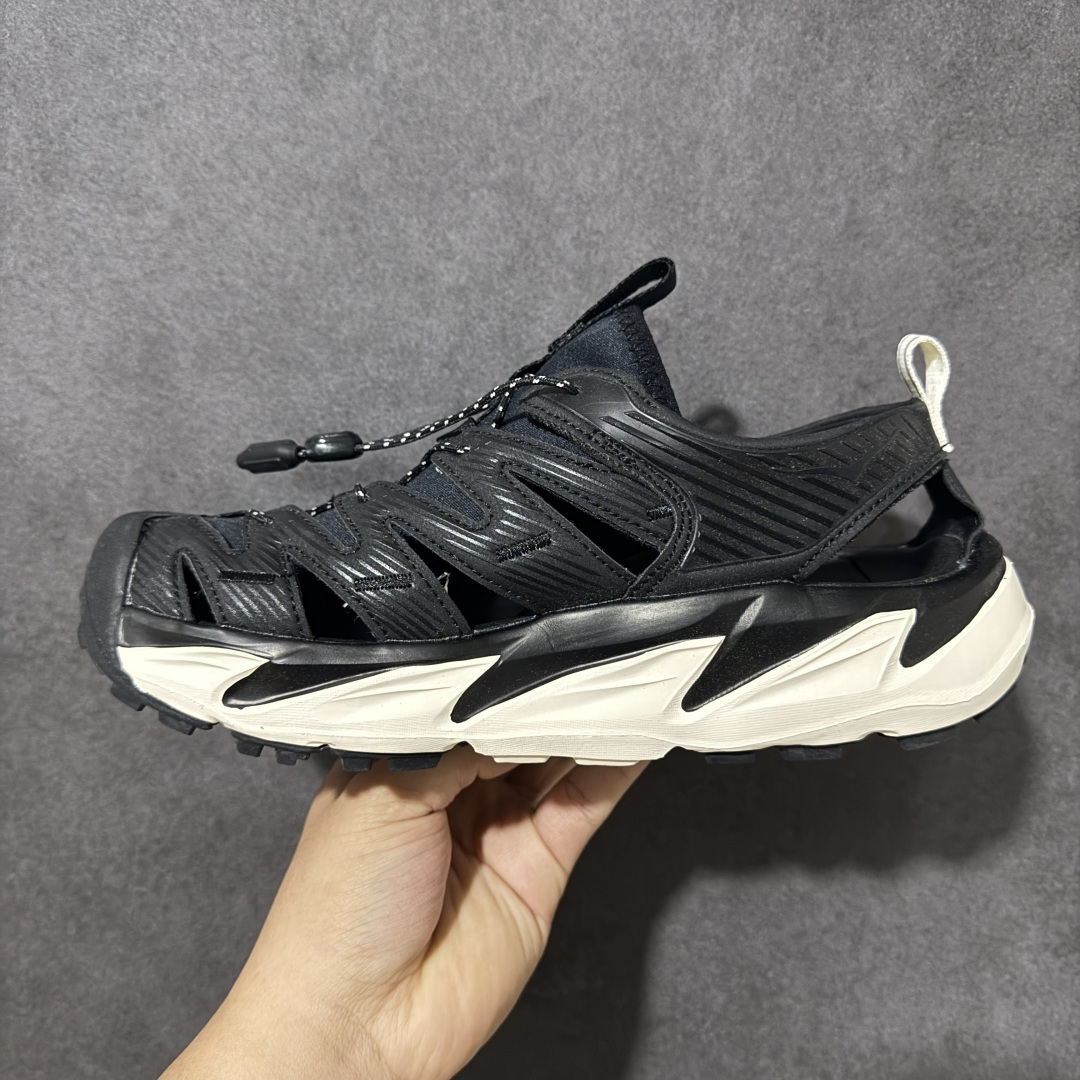 图片[2]-【PE纯原版】HOKA One One Hopara Sandals 霍帕拉系列水路两用溯溪涉水休闲户外露营凉鞋 作为先锋品牌的 HOKA ONE ONE总是以独特的方式 HOPA RA是一款溯溪鞋 又名排水鞋 可长期用于涉水和溯溪 保护脚底和脚趾的安全和舒适 鞋面材料速干 透气 耐磨 鞋底防滑 耐磨 抓地能力强 出于安全考虑 设计要求较高 涉水溯溪过程中 水 泥沙 可以直接从鞋内大孔排出 细纹鞋底使在岩石上抓地能力强 避免打滑 而上路后 鞋面具有快干透气等优点 尺码：36 36.5 37.5 38 39 40 40.5 41 42 42.5 43 44 45-选品中心