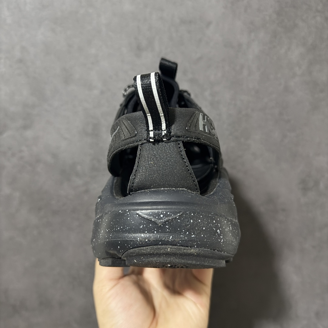 图片[4]-【PE纯原版】HOKA One One Hopara Sandals 霍帕拉系列水路两用溯溪涉水休闲户外露营凉鞋 作为先锋品牌的 HOKA ONE ONE总是以独特的方式 HOPA RA是一款溯溪鞋 又名排水鞋 可长期用于涉水和溯溪 保护脚底和脚趾的安全和舒适 鞋面材料速干 透气 耐磨 鞋底防滑 耐磨 抓地能力强 出于安全考虑 设计要求较高 涉水溯溪过程中 水 泥沙 可以直接从鞋内大孔排出 细纹鞋底使在岩石上抓地能力强 避免打滑 而上路后 鞋面具有快干透气等优点 尺码：36 36.5 37.5 38 39 40 40.5 41 42 42.5 43 44 45-选品中心