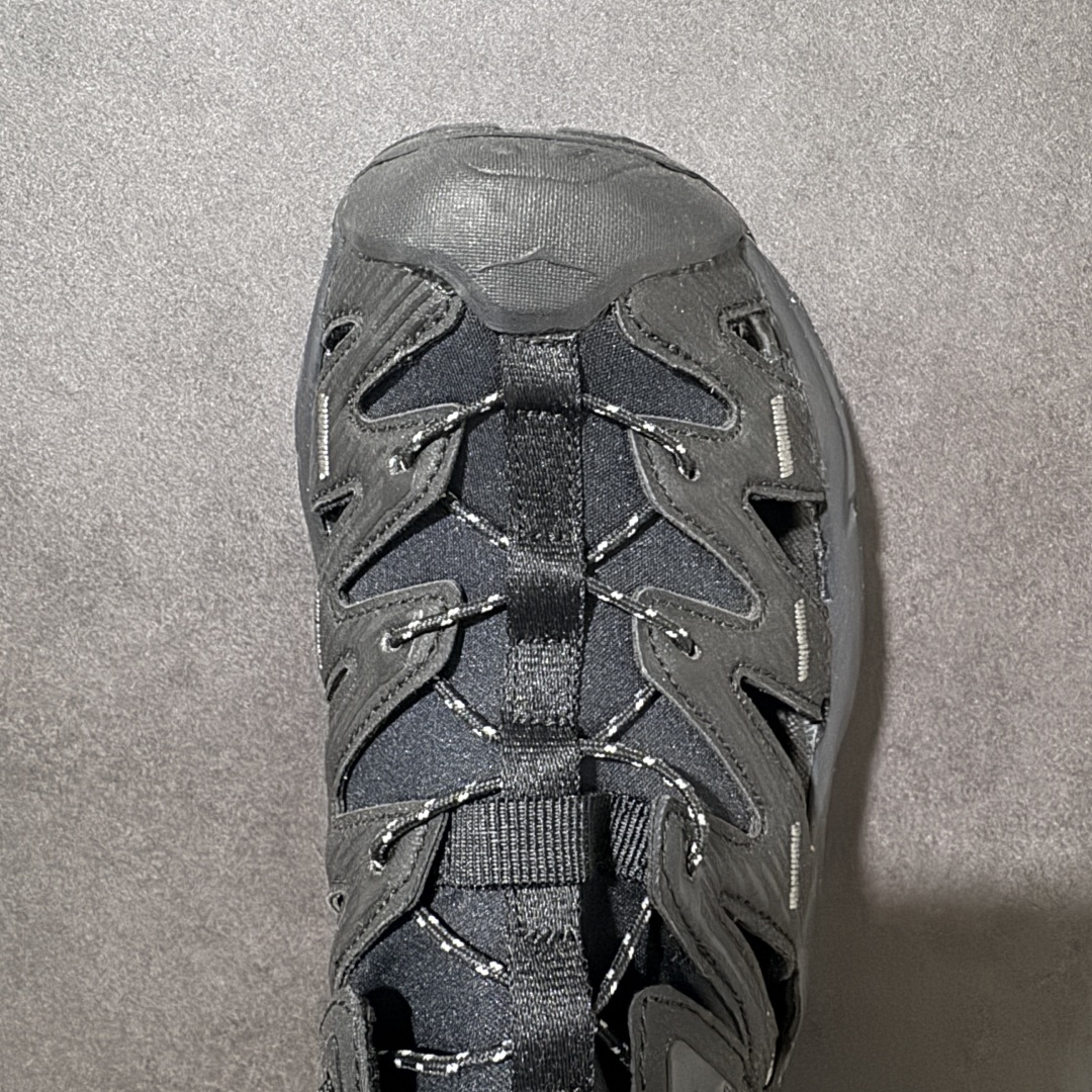 图片[5]-【PE纯原版】HOKA One One Hopara Sandals 霍帕拉系列水路两用溯溪涉水休闲户外露营凉鞋 作为先锋品牌的 HOKA ONE ONE总是以独特的方式 HOPA RA是一款溯溪鞋 又名排水鞋 可长期用于涉水和溯溪 保护脚底和脚趾的安全和舒适 鞋面材料速干 透气 耐磨 鞋底防滑 耐磨 抓地能力强 出于安全考虑 设计要求较高 涉水溯溪过程中 水 泥沙 可以直接从鞋内大孔排出 细纹鞋底使在岩石上抓地能力强 避免打滑 而上路后 鞋面具有快干透气等优点 尺码：36 36.5 37.5 38 39 40 40.5 41 42 42.5 43 44 45-选品中心