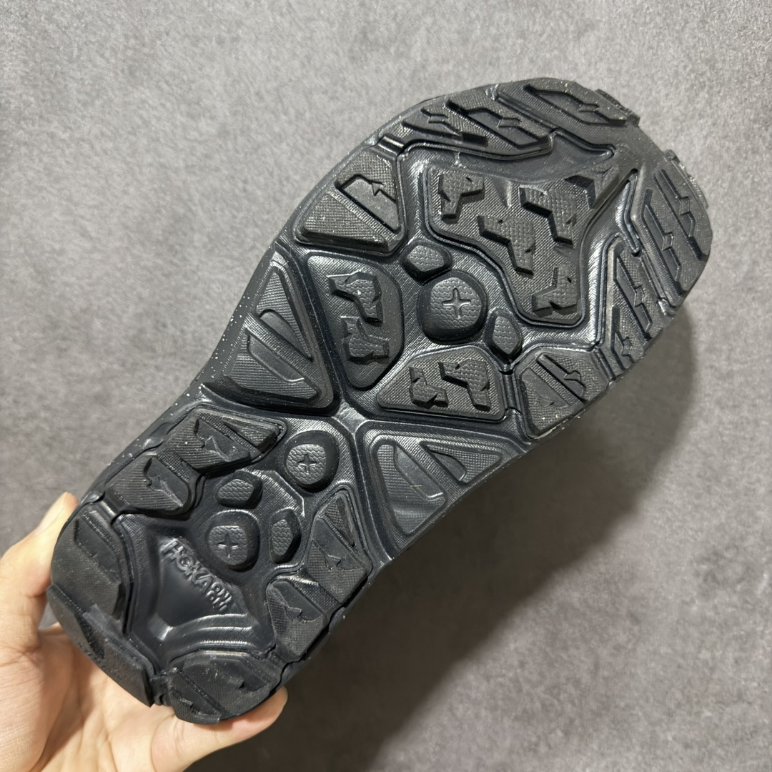 图片[9]-【PE纯原版】HOKA One One Hopara Sandals 霍帕拉系列水路两用溯溪涉水休闲户外露营凉鞋 作为先锋品牌的 HOKA ONE ONE总是以独特的方式 HOPA RA是一款溯溪鞋 又名排水鞋 可长期用于涉水和溯溪 保护脚底和脚趾的安全和舒适 鞋面材料速干 透气 耐磨 鞋底防滑 耐磨 抓地能力强 出于安全考虑 设计要求较高 涉水溯溪过程中 水 泥沙 可以直接从鞋内大孔排出 细纹鞋底使在岩石上抓地能力强 避免打滑 而上路后 鞋面具有快干透气等优点 尺码：36 36.5 37.5 38 39 40 40.5 41 42 42.5 43 44 45-选品中心