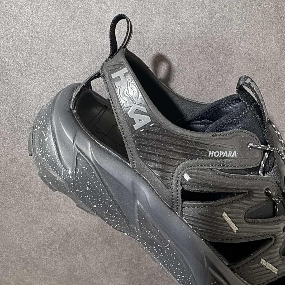 图片[7]-【PE纯原版】HOKA One One Hopara Sandals 霍帕拉系列水路两用溯溪涉水休闲户外露营凉鞋 作为先锋品牌的 HOKA ONE ONE总是以独特的方式 HOPA RA是一款溯溪鞋 又名排水鞋 可长期用于涉水和溯溪 保护脚底和脚趾的安全和舒适 鞋面材料速干 透气 耐磨 鞋底防滑 耐磨 抓地能力强 出于安全考虑 设计要求较高 涉水溯溪过程中 水 泥沙 可以直接从鞋内大孔排出 细纹鞋底使在岩石上抓地能力强 避免打滑 而上路后 鞋面具有快干透气等优点 尺码：36 36.5 37.5 38 39 40 40.5 41 42 42.5 43 44 45-选品中心