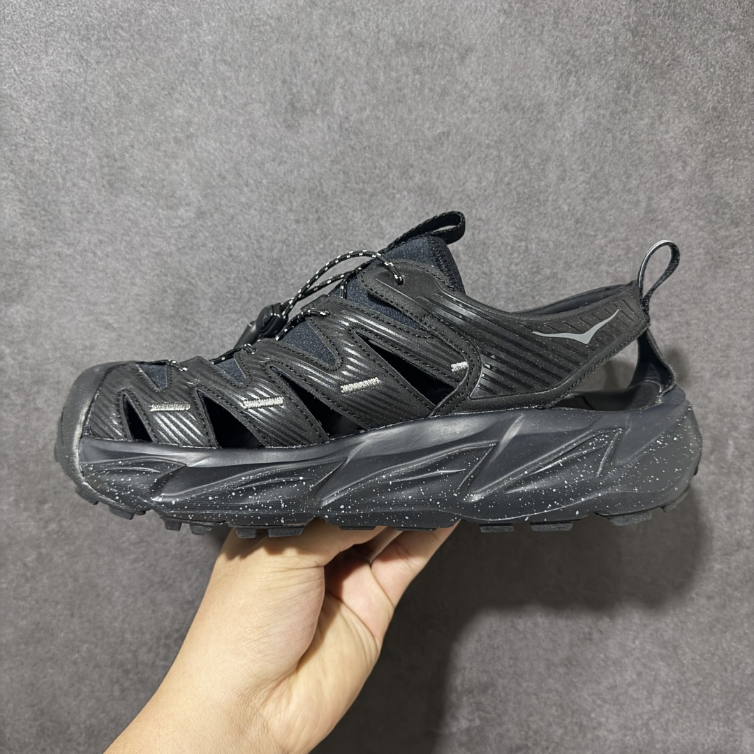 图片[2]-【PE纯原版】HOKA One One Hopara Sandals 霍帕拉系列水路两用溯溪涉水休闲户外露营凉鞋 作为先锋品牌的 HOKA ONE ONE总是以独特的方式 HOPA RA是一款溯溪鞋 又名排水鞋 可长期用于涉水和溯溪 保护脚底和脚趾的安全和舒适 鞋面材料速干 透气 耐磨 鞋底防滑 耐磨 抓地能力强 出于安全考虑 设计要求较高 涉水溯溪过程中 水 泥沙 可以直接从鞋内大孔排出 细纹鞋底使在岩石上抓地能力强 避免打滑 而上路后 鞋面具有快干透气等优点 尺码：36 36.5 37.5 38 39 40 40.5 41 42 42.5 43 44 45-选品中心