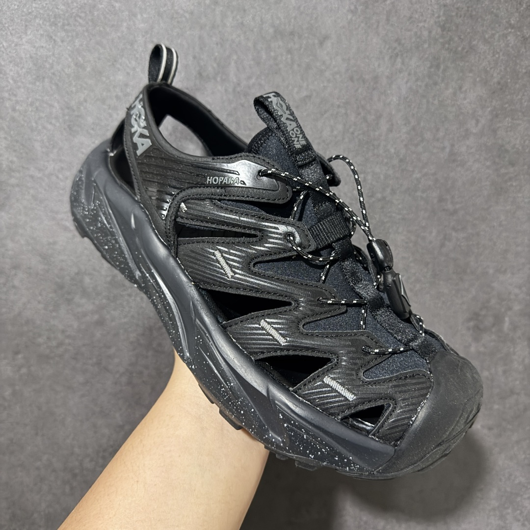 图片[3]-【PE纯原版】HOKA One One Hopara Sandals 霍帕拉系列水路两用溯溪涉水休闲户外露营凉鞋 作为先锋品牌的 HOKA ONE ONE总是以独特的方式 HOPA RA是一款溯溪鞋 又名排水鞋 可长期用于涉水和溯溪 保护脚底和脚趾的安全和舒适 鞋面材料速干 透气 耐磨 鞋底防滑 耐磨 抓地能力强 出于安全考虑 设计要求较高 涉水溯溪过程中 水 泥沙 可以直接从鞋内大孔排出 细纹鞋底使在岩石上抓地能力强 避免打滑 而上路后 鞋面具有快干透气等优点 尺码：36 36.5 37.5 38 39 40 40.5 41 42 42.5 43 44 45-选品中心