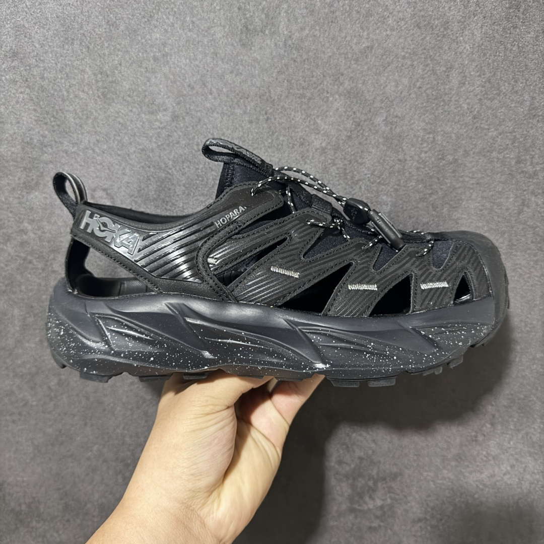 【PE纯原版】HOKA One One Hopara Sandals 霍帕拉系列水路两用溯溪涉水休闲户外露营凉鞋 作为先锋品牌的 HOKA ONE ONE总是以独特的方式 HOPA RA是一款溯溪鞋 又名排水鞋 可长期用于涉水和溯溪 保护脚底和脚趾的安全和舒适 鞋面材料速干 透气 耐磨 鞋底防滑 耐磨 抓地能力强 出于安全考虑 设计要求较高 涉水溯溪过程中 水 泥沙 可以直接从鞋内大孔排出 细纹鞋底使在岩石上抓地能力强 避免打滑 而上路后 鞋面具有快干透气等优点 尺码:36 36.5 37.5 38 39 40 40.5 41 42 42.5 43 44 45-选品中心