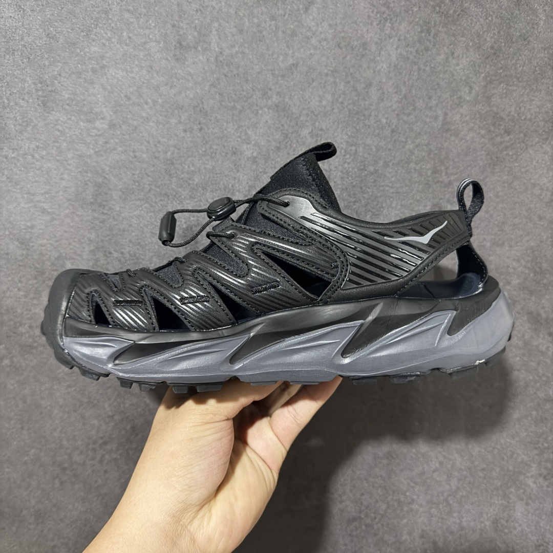 图片[2]-【PE纯原版】HOKA One One Hopara Sandals 霍帕拉系列水路两用溯溪涉水休闲户外露营凉鞋 作为先锋品牌的 HOKA ONE ONE总是以独特的方式 HOPA RA是一款溯溪鞋 又名排水鞋 可长期用于涉水和溯溪 保护脚底和脚趾的安全和舒适 鞋面材料速干 透气 耐磨 鞋底防滑 耐磨 抓地能力强 出于安全考虑 设计要求较高 涉水溯溪过程中 水 泥沙 可以直接从鞋内大孔排出 细纹鞋底使在岩石上抓地能力强 避免打滑 而上路后 鞋面具有快干透气等优点 尺码：36 36.5 37.5 38 39 40 40.5 41 42 42.5 43 44 45-选品中心