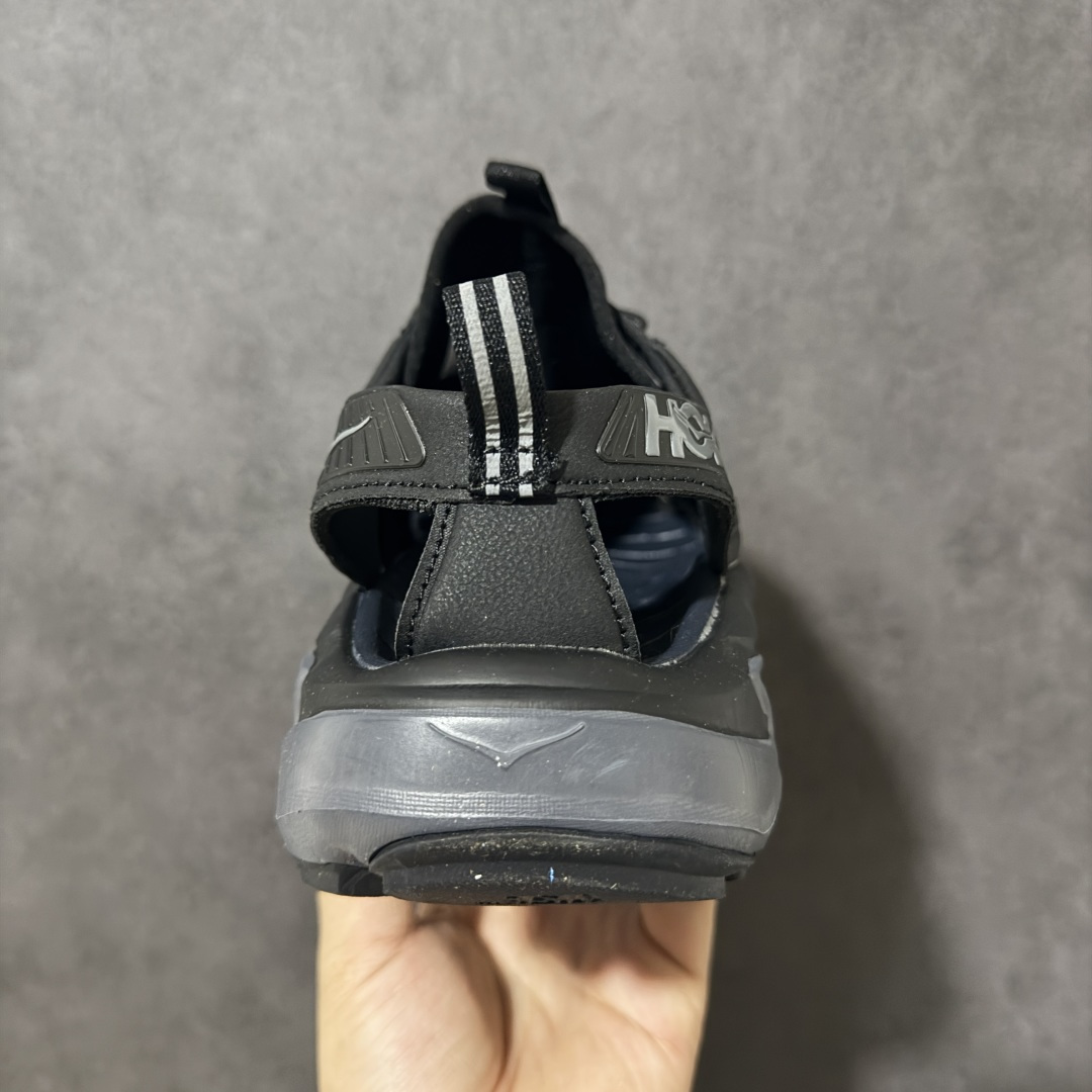 图片[4]-【PE纯原版】HOKA One One Hopara Sandals 霍帕拉系列水路两用溯溪涉水休闲户外露营凉鞋 作为先锋品牌的 HOKA ONE ONE总是以独特的方式 HOPA RA是一款溯溪鞋 又名排水鞋 可长期用于涉水和溯溪 保护脚底和脚趾的安全和舒适 鞋面材料速干 透气 耐磨 鞋底防滑 耐磨 抓地能力强 出于安全考虑 设计要求较高 涉水溯溪过程中 水 泥沙 可以直接从鞋内大孔排出 细纹鞋底使在岩石上抓地能力强 避免打滑 而上路后 鞋面具有快干透气等优点 尺码：36 36.5 37.5 38 39 40 40.5 41 42 42.5 43 44 45-选品中心
