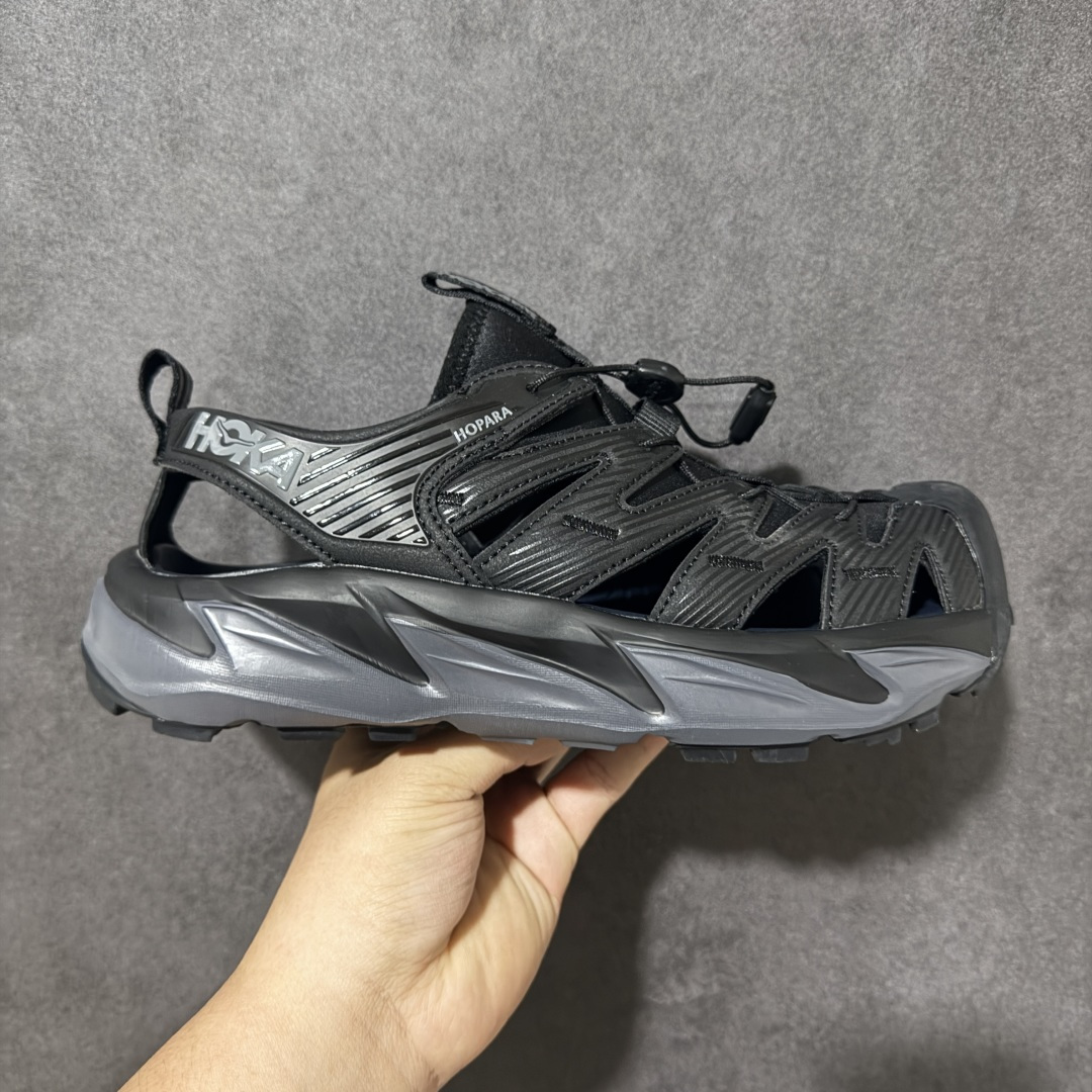 【PE纯原版】HOKA One One Hopara Sandals 霍帕拉系列水路两用溯溪涉水休闲户外露营凉鞋 作为先锋品牌的 HOKA ONE ONE总是以独特的方式 HOPA RA是一款溯溪鞋 又名排水鞋 可长期用于涉水和溯溪 保护脚底和脚趾的安全和舒适 鞋面材料速干 透气 耐磨 鞋底防滑 耐磨 抓地能力强 出于安全考虑 设计要求较高 涉水溯溪过程中 水 泥沙 可以直接从鞋内大孔排出 细纹鞋底使在岩石上抓地能力强 避免打滑 而上路后 鞋面具有快干透气等优点 尺码:36 36.5 37.5 38 39 40 40.5 41 42 42.5 43 44 45-选品中心