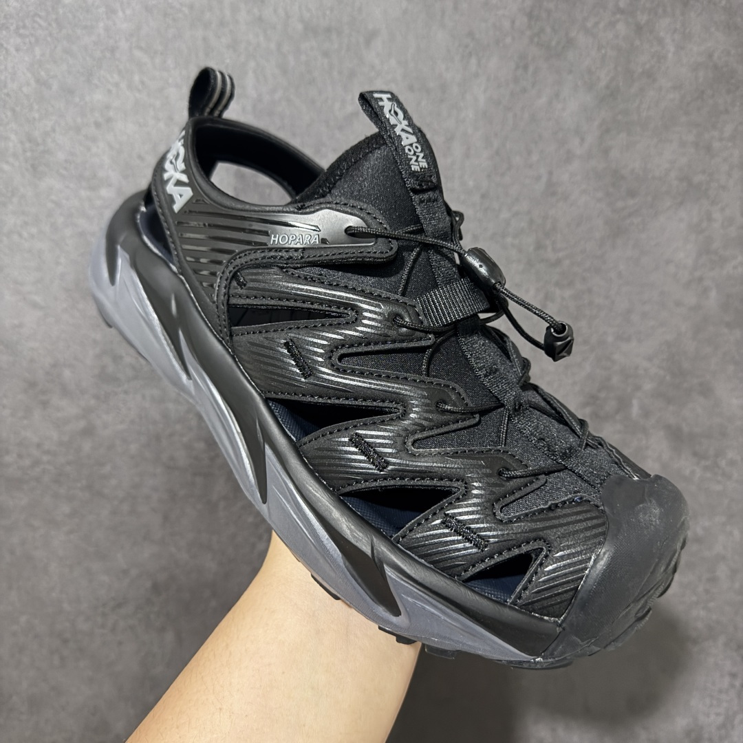 图片[3]-【PE纯原版】HOKA One One Hopara Sandals 霍帕拉系列水路两用溯溪涉水休闲户外露营凉鞋 作为先锋品牌的 HOKA ONE ONE总是以独特的方式 HOPA RA是一款溯溪鞋 又名排水鞋 可长期用于涉水和溯溪 保护脚底和脚趾的安全和舒适 鞋面材料速干 透气 耐磨 鞋底防滑 耐磨 抓地能力强 出于安全考虑 设计要求较高 涉水溯溪过程中 水 泥沙 可以直接从鞋内大孔排出 细纹鞋底使在岩石上抓地能力强 避免打滑 而上路后 鞋面具有快干透气等优点 尺码：36 36.5 37.5 38 39 40 40.5 41 42 42.5 43 44 45-选品中心