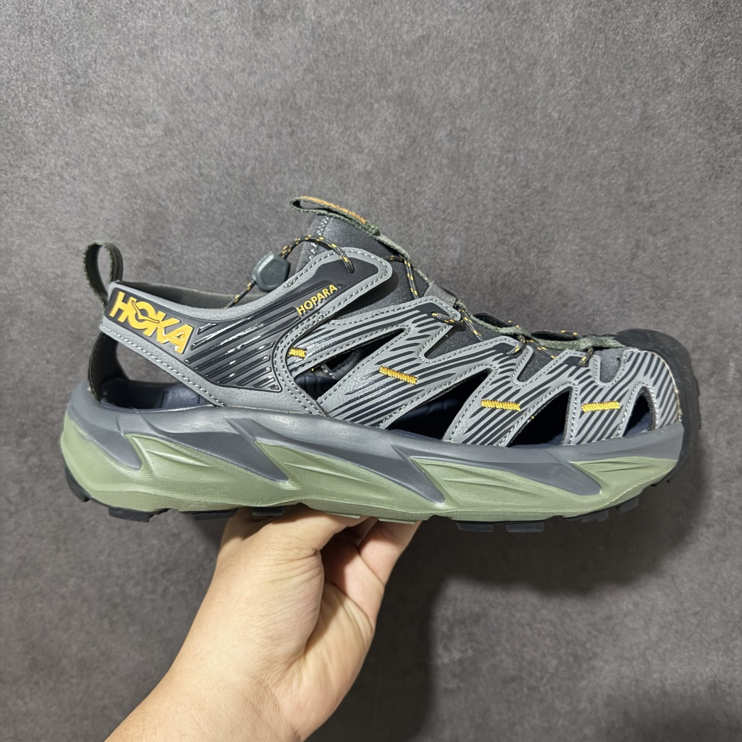 【PE纯原版】HOKA One One Hopara Sandals 霍帕拉系列水路两用溯溪涉水休闲户外露营凉鞋 作为先锋品牌的 HOKA ONE ONE总是以独特的方式 HOPA RA是一款溯溪鞋 又名排水鞋 可长期用于涉水和溯溪 保护脚底和脚趾的安全和舒适 鞋面材料速干 透气 耐磨 鞋底防滑 耐磨 抓地能力强 出于安全考虑 设计要求较高 涉水溯溪过程中 水 泥沙 可以直接从鞋内大孔排出 细纹鞋底使在岩石上抓地能力强 避免打滑 而上路后 鞋面具有快干透气等优点 尺码:36 36.5 37.5 38 39 40 40.5 41 42 42.5 43 44 45-选品中心