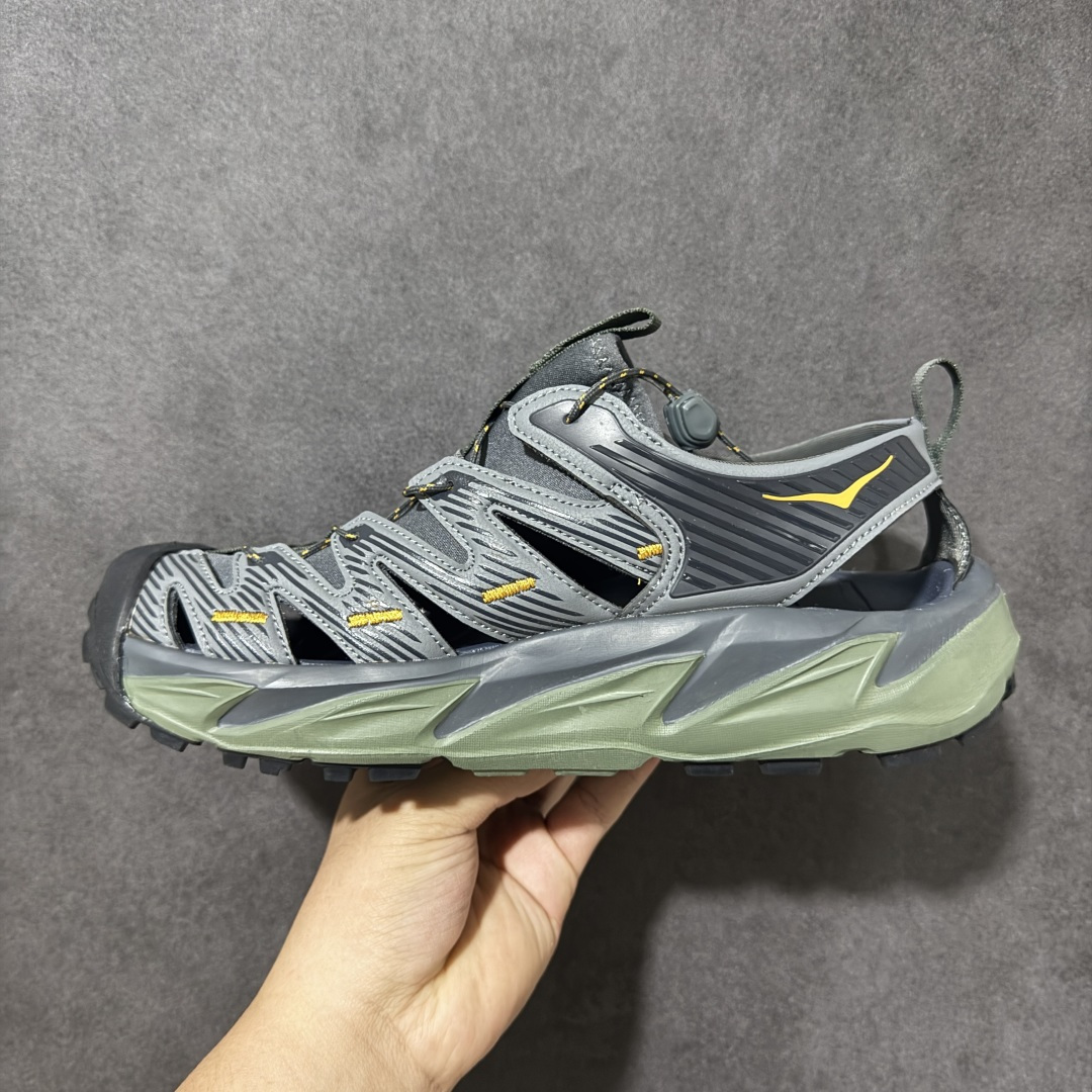 图片[2]-【PE纯原版】HOKA One One Hopara Sandals 霍帕拉系列水路两用溯溪涉水休闲户外露营凉鞋 作为先锋品牌的 HOKA ONE ONE总是以独特的方式 HOPA RA是一款溯溪鞋 又名排水鞋 可长期用于涉水和溯溪 保护脚底和脚趾的安全和舒适 鞋面材料速干 透气 耐磨 鞋底防滑 耐磨 抓地能力强 出于安全考虑 设计要求较高 涉水溯溪过程中 水 泥沙 可以直接从鞋内大孔排出 细纹鞋底使在岩石上抓地能力强 避免打滑 而上路后 鞋面具有快干透气等优点 尺码：36 36.5 37.5 38 39 40 40.5 41 42 42.5 43 44 45-选品中心