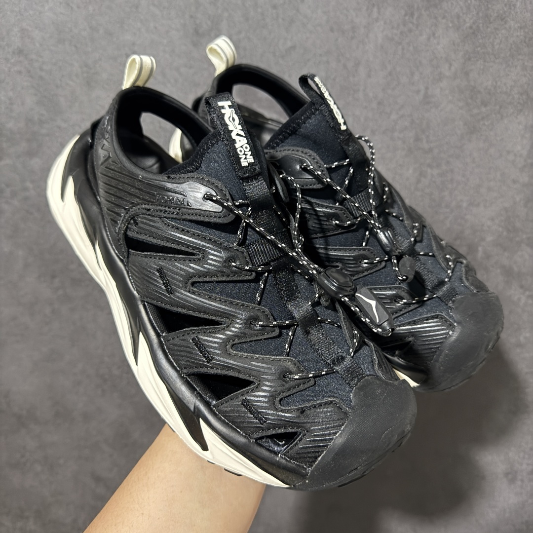 图片[4]-【PE纯原版】HOKA One One Hopara Sandals 霍帕拉系列水路两用溯溪涉水休闲户外露营凉鞋 作为先锋品牌的 HOKA ONE ONE总是以独特的方式 HOPA RA是一款溯溪鞋 又名排水鞋 可长期用于涉水和溯溪 保护脚底和脚趾的安全和舒适 鞋面材料速干 透气 耐磨 鞋底防滑 耐磨 抓地能力强 出于安全考虑 设计要求较高 涉水溯溪过程中 水 泥沙 可以直接从鞋内大孔排出 细纹鞋底使在岩石上抓地能力强 避免打滑 而上路后 鞋面具有快干透气等优点 尺码：36 36.5 37.5 38 39 40 40.5 41 42 42.5 43 44 45-选品中心