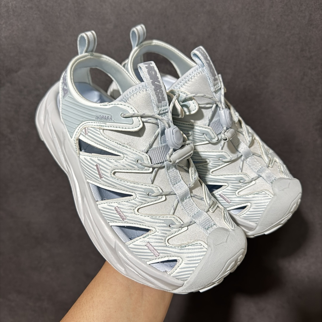 图片[9]-【PE纯原版】HOKA One One Hopara Sandals 霍帕拉系列水路两用溯溪涉水休闲户外露营凉鞋 作为先锋品牌的 HOKA ONE ONE总是以独特的方式 HOPA RA是一款溯溪鞋 又名排水鞋 可长期用于涉水和溯溪 保护脚底和脚趾的安全和舒适 鞋面材料速干 透气 耐磨 鞋底防滑 耐磨 抓地能力强 出于安全考虑 设计要求较高 涉水溯溪过程中 水 泥沙 可以直接从鞋内大孔排出 细纹鞋底使在岩石上抓地能力强 避免打滑 而上路后 鞋面具有快干透气等优点 尺码：36 36.5 37.5 38 39 40 40.5 41 42 42.5 43 44 45-选品中心