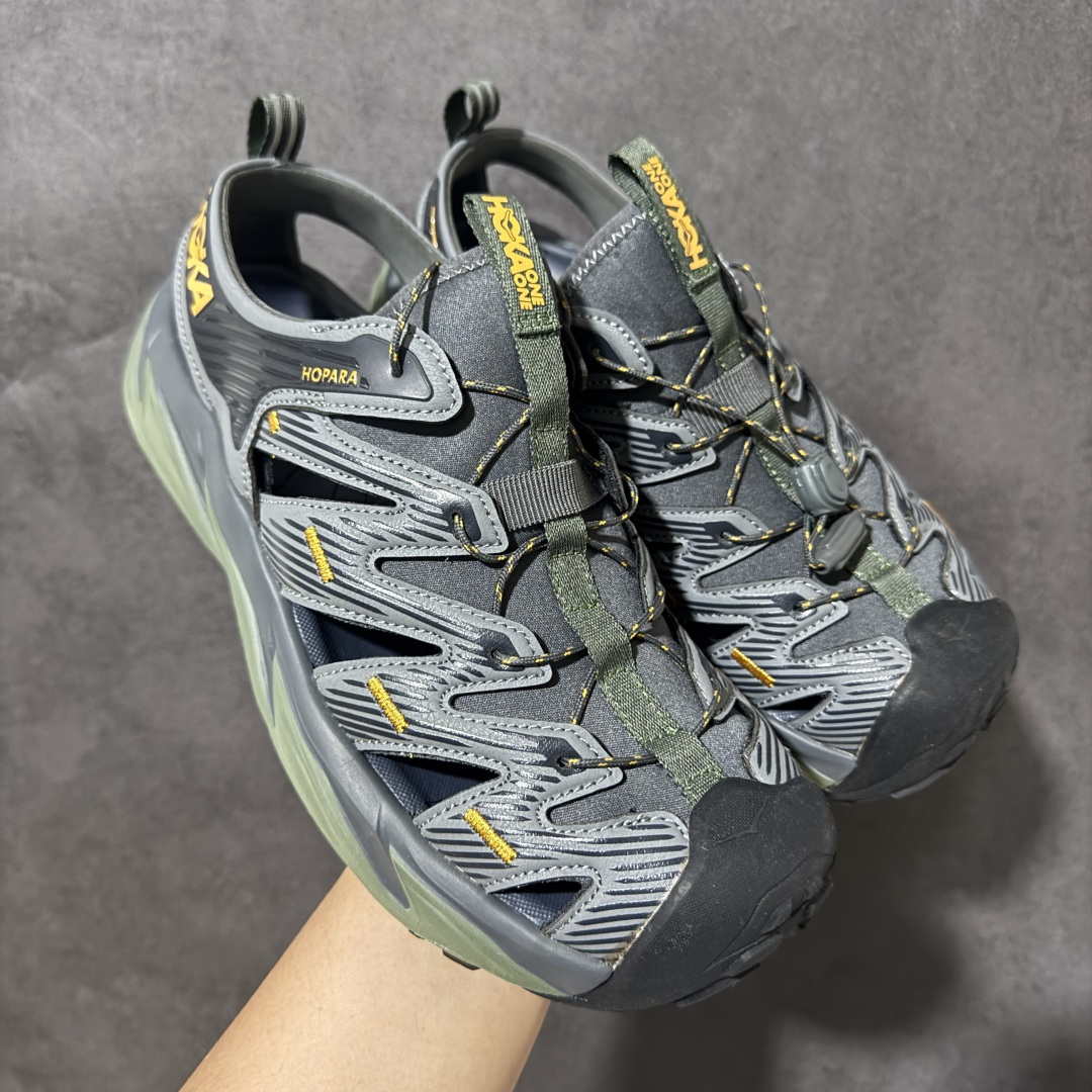 【PE纯原版】HOKA One One Hopara Sandals 霍帕拉系列水路两用溯溪涉水休闲户外露营凉鞋 作为先锋品牌的 HOKA ONE ONE总是以独特的方式 HOPA RA是一款溯溪鞋 又名排水鞋 可长期用于涉水和溯溪 保护脚底和脚趾的安全和舒适 鞋面材料速干 透气 耐磨 鞋底防滑 耐磨 抓地能力强 出于安全考虑 设计要求较高 涉水溯溪过程中 水 泥沙 可以直接从鞋内大孔排出 细纹鞋底使在岩石上抓地能力强 避免打滑 而上路后 鞋面具有快干透气等优点 尺码:36 36.5 37.5 38 39 40 40.5 41 42 42.5 43 44 45-选品中心
