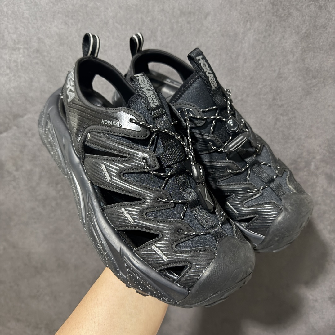 图片[3]-【PE纯原版】HOKA One One Hopara Sandals 霍帕拉系列水路两用溯溪涉水休闲户外露营凉鞋 作为先锋品牌的 HOKA ONE ONE总是以独特的方式 HOPA RA是一款溯溪鞋 又名排水鞋 可长期用于涉水和溯溪 保护脚底和脚趾的安全和舒适 鞋面材料速干 透气 耐磨 鞋底防滑 耐磨 抓地能力强 出于安全考虑 设计要求较高 涉水溯溪过程中 水 泥沙 可以直接从鞋内大孔排出 细纹鞋底使在岩石上抓地能力强 避免打滑 而上路后 鞋面具有快干透气等优点 尺码：36 36.5 37.5 38 39 40 40.5 41 42 42.5 43 44 45-选品中心