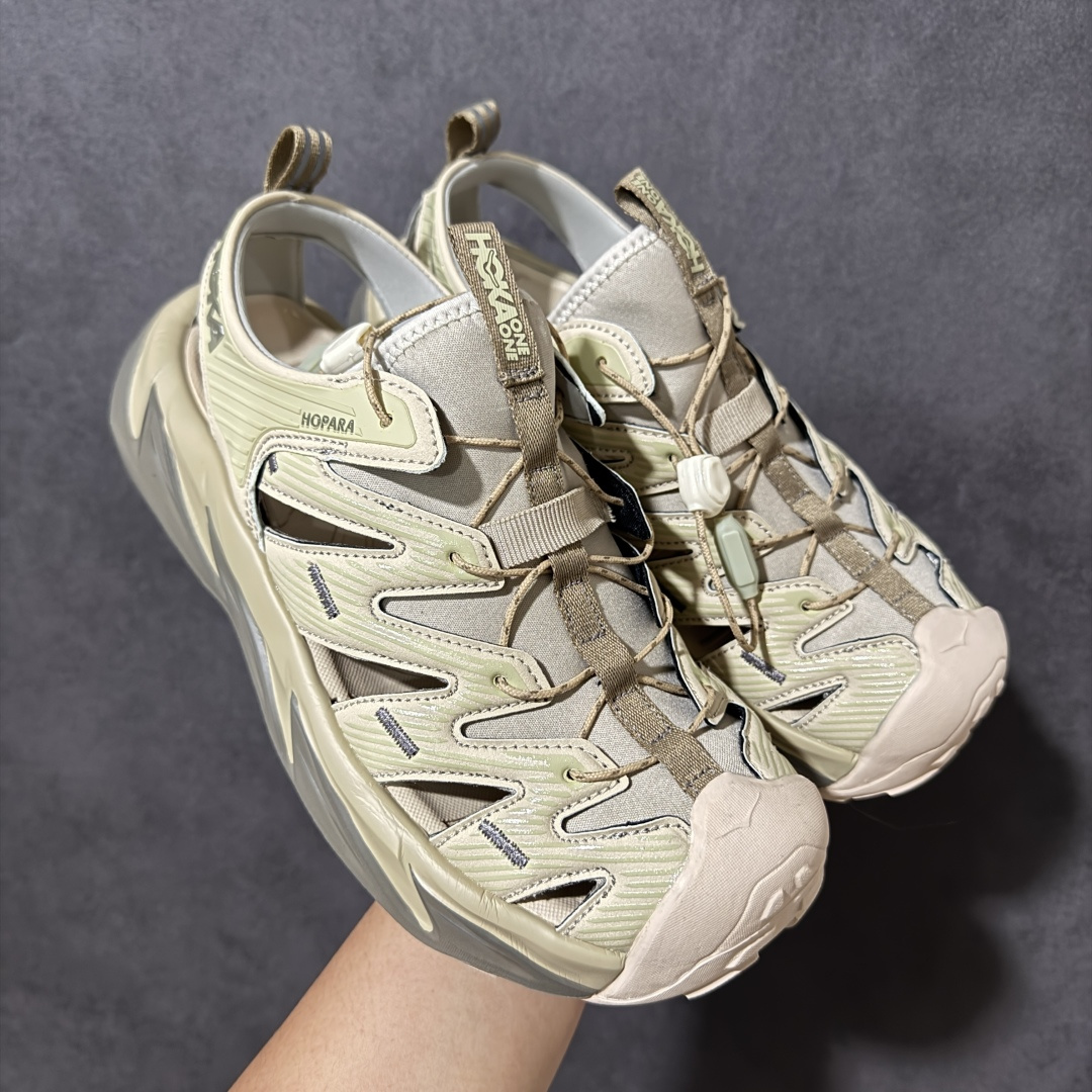 图片[12]-【PE纯原版】HOKA One One Hopara Sandals 霍帕拉系列水路两用溯溪涉水休闲户外露营凉鞋 作为先锋品牌的 HOKA ONE ONE总是以独特的方式 HOPA RA是一款溯溪鞋 又名排水鞋 可长期用于涉水和溯溪 保护脚底和脚趾的安全和舒适 鞋面材料速干 透气 耐磨 鞋底防滑 耐磨 抓地能力强 出于安全考虑 设计要求较高 涉水溯溪过程中 水 泥沙 可以直接从鞋内大孔排出 细纹鞋底使在岩石上抓地能力强 避免打滑 而上路后 鞋面具有快干透气等优点 尺码：36 36.5 37.5 38 39 40 40.5 41 42 42.5 43 44 45-选品中心