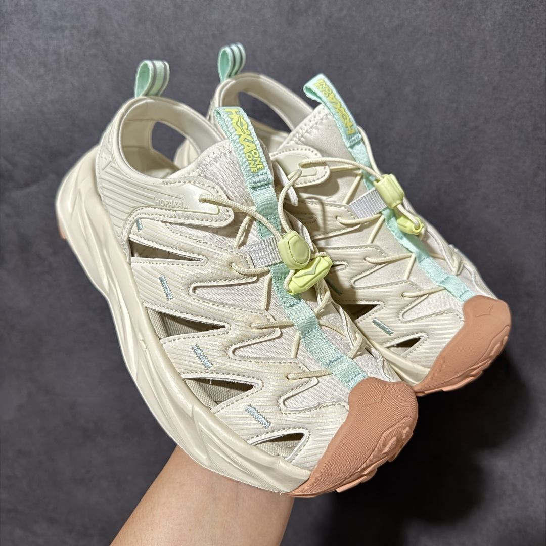 图片[13]-【PE纯原版】HOKA One One Hopara Sandals 霍帕拉系列水路两用溯溪涉水休闲户外露营凉鞋 作为先锋品牌的 HOKA ONE ONE总是以独特的方式 HOPA RA是一款溯溪鞋 又名排水鞋 可长期用于涉水和溯溪 保护脚底和脚趾的安全和舒适 鞋面材料速干 透气 耐磨 鞋底防滑 耐磨 抓地能力强 出于安全考虑 设计要求较高 涉水溯溪过程中 水 泥沙 可以直接从鞋内大孔排出 细纹鞋底使在岩石上抓地能力强 避免打滑 而上路后 鞋面具有快干透气等优点 尺码：36 36.5 37.5 38 39 40 40.5 41 42 42.5 43 44 45-选品中心