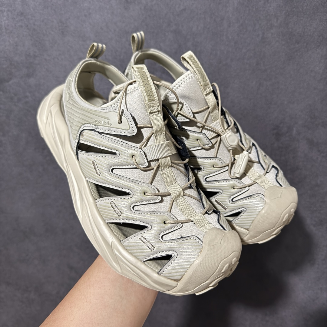 图片[7]-【PE纯原版】HOKA One One Hopara Sandals 霍帕拉系列水路两用溯溪涉水休闲户外露营凉鞋 作为先锋品牌的 HOKA ONE ONE总是以独特的方式 HOPA RA是一款溯溪鞋 又名排水鞋 可长期用于涉水和溯溪 保护脚底和脚趾的安全和舒适 鞋面材料速干 透气 耐磨 鞋底防滑 耐磨 抓地能力强 出于安全考虑 设计要求较高 涉水溯溪过程中 水 泥沙 可以直接从鞋内大孔排出 细纹鞋底使在岩石上抓地能力强 避免打滑 而上路后 鞋面具有快干透气等优点 尺码：36 36.5 37.5 38 39 40 40.5 41 42 42.5 43 44 45-选品中心
