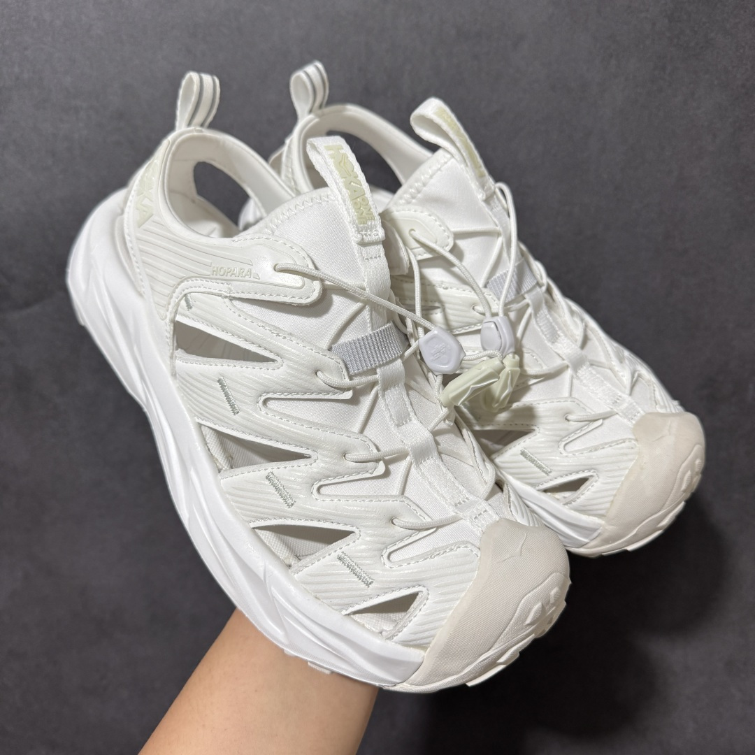 图片[14]-【PE纯原版】HOKA One One Hopara Sandals 霍帕拉系列水路两用溯溪涉水休闲户外露营凉鞋 作为先锋品牌的 HOKA ONE ONE总是以独特的方式 HOPA RA是一款溯溪鞋 又名排水鞋 可长期用于涉水和溯溪 保护脚底和脚趾的安全和舒适 鞋面材料速干 透气 耐磨 鞋底防滑 耐磨 抓地能力强 出于安全考虑 设计要求较高 涉水溯溪过程中 水 泥沙 可以直接从鞋内大孔排出 细纹鞋底使在岩石上抓地能力强 避免打滑 而上路后 鞋面具有快干透气等优点 尺码：36 36.5 37.5 38 39 40 40.5 41 42 42.5 43 44 45-选品中心