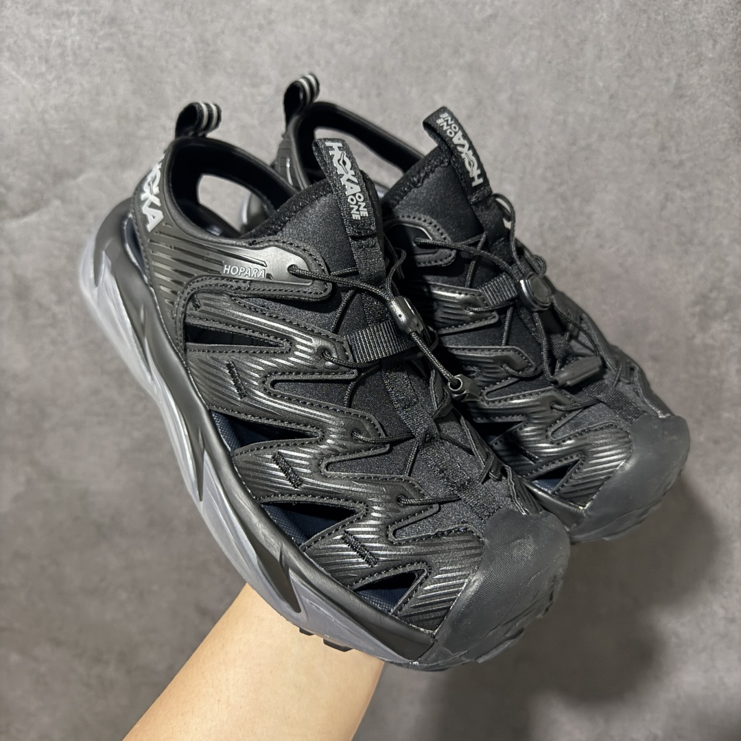 图片[2]-【PE纯原版】HOKA One One Hopara Sandals 霍帕拉系列水路两用溯溪涉水休闲户外露营凉鞋 作为先锋品牌的 HOKA ONE ONE总是以独特的方式 HOPA RA是一款溯溪鞋 又名排水鞋 可长期用于涉水和溯溪 保护脚底和脚趾的安全和舒适 鞋面材料速干 透气 耐磨 鞋底防滑 耐磨 抓地能力强 出于安全考虑 设计要求较高 涉水溯溪过程中 水 泥沙 可以直接从鞋内大孔排出 细纹鞋底使在岩石上抓地能力强 避免打滑 而上路后 鞋面具有快干透气等优点 尺码：36 36.5 37.5 38 39 40 40.5 41 42 42.5 43 44 45-选品中心