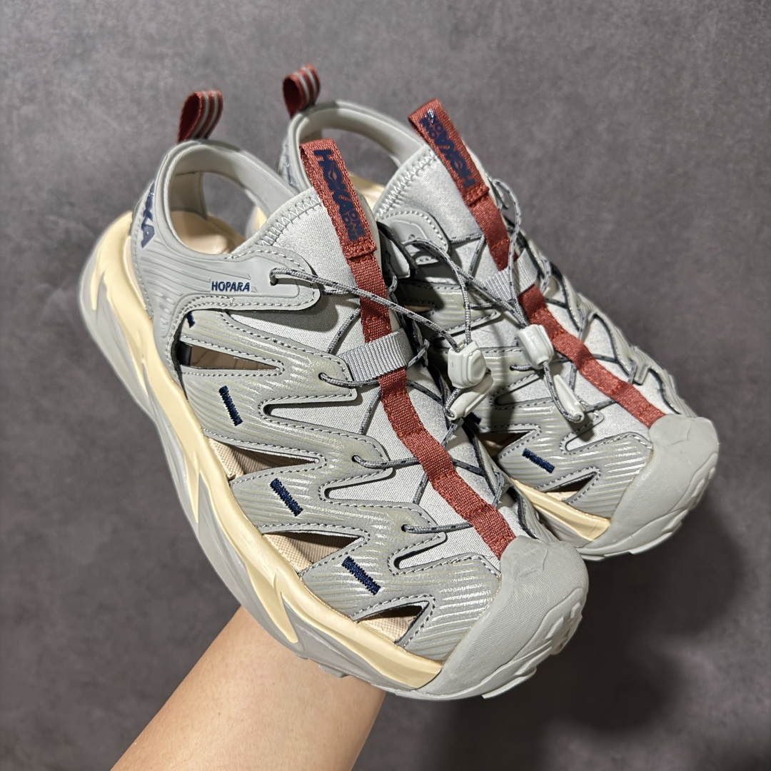 图片[6]-【PE纯原版】HOKA One One Hopara Sandals 霍帕拉系列水路两用溯溪涉水休闲户外露营凉鞋 作为先锋品牌的 HOKA ONE ONE总是以独特的方式 HOPA RA是一款溯溪鞋 又名排水鞋 可长期用于涉水和溯溪 保护脚底和脚趾的安全和舒适 鞋面材料速干 透气 耐磨 鞋底防滑 耐磨 抓地能力强 出于安全考虑 设计要求较高 涉水溯溪过程中 水 泥沙 可以直接从鞋内大孔排出 细纹鞋底使在岩石上抓地能力强 避免打滑 而上路后 鞋面具有快干透气等优点 尺码：36 36.5 37.5 38 39 40 40.5 41 42 42.5 43 44 45-选品中心