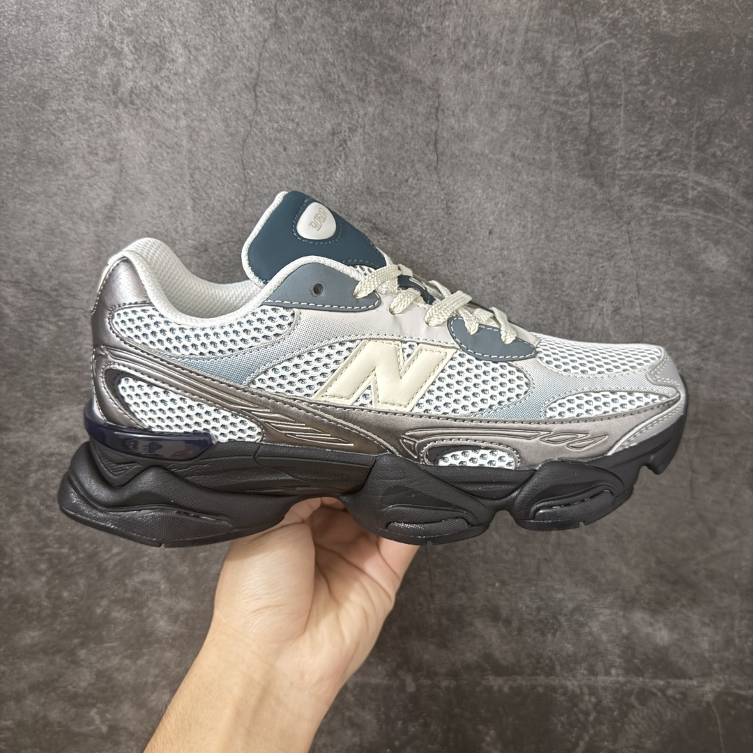 【公司级】New Balance NB9060 联名款 复古休闲运动慢跑鞋 U90603GS #鞋款灵感源自设计师本人对夏日的怀日回忆。鞋面大身由空间双格及磨砂鞋面拼接而生,配以柔和、温暖的粉橘色调,夏日氛围拉满 #采用大面积网眼以及麂皮材质覆盖鞋身,还原经典气质。搭载ABZORB避震科技,由泡沫聚酯制成,上脚可以有效减少由鞋底反弹对身体及双腿的冲击力 尺码:36 37 37.5 38 38.5 39 40 40.5 41 42 42.5 43 44 44.5 45 46.5-选品中心