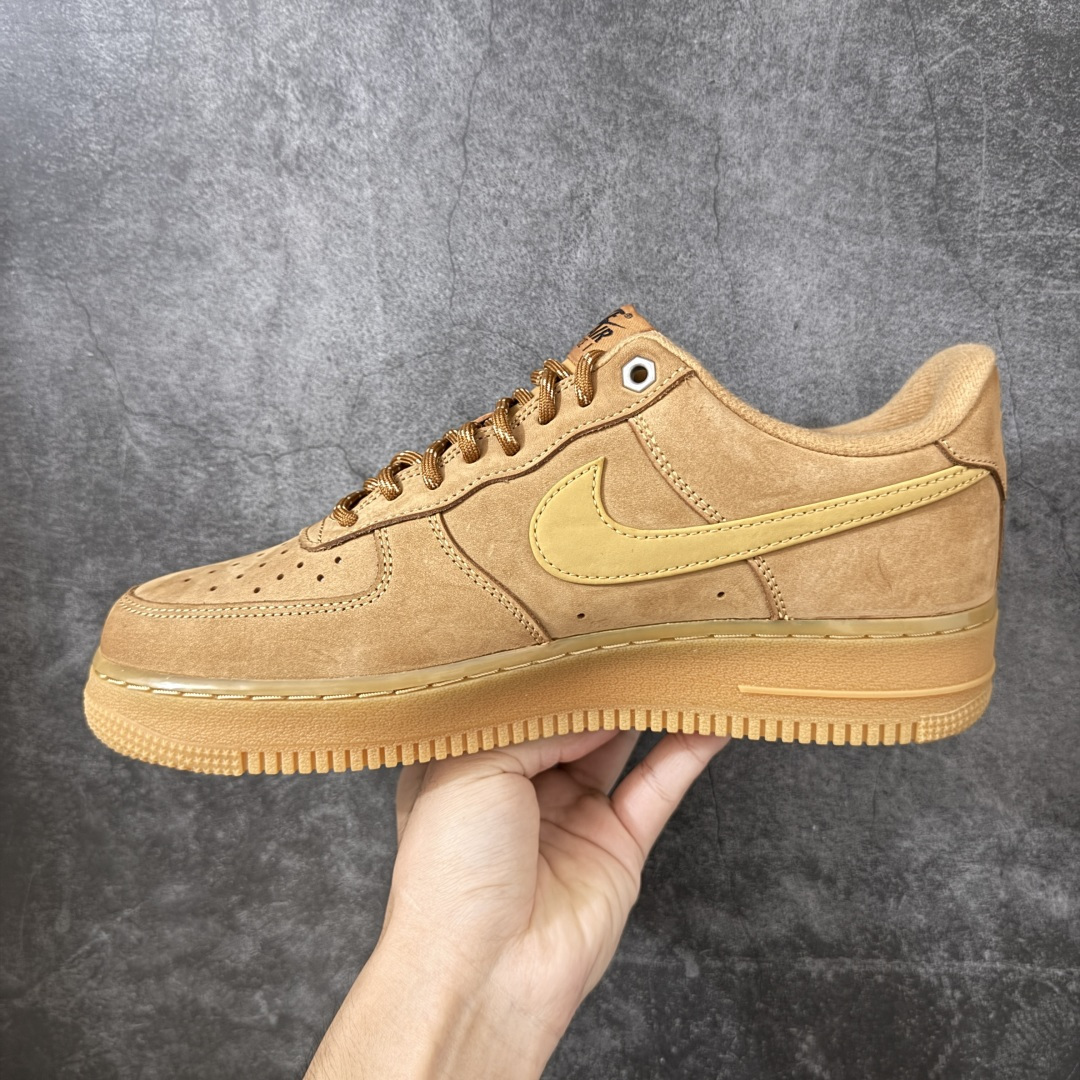 图片[2]-【CS纯原版】NK Air Force 1 Low \’07 WB 空军一号低帮经典板鞋 小麦空军 CJ9179-200 顶级空军 原厂皮料 升级版 市场独一档 超高清洁度裁片 皮料质感肉眼可见 细节吊打市场其他代号版本 天花板级别 全鞋电脑针车 工整有序 原厂港宝加持完美还原灵魂版型 原盒原配从里到外百分百还原 原厂全头层原厂皮料 原标原盒 内置Sole气垫 中底白色背胶 中底划线 已经无限的接近公司 原厂楦头 原厂刺绣 后跟弧度修正 正确中底四线防伪 尺码：36 36.5 37.5 38 38.5 39 40 40.5 41 42 42.5 43 44 44.5 45 46-选品中心
