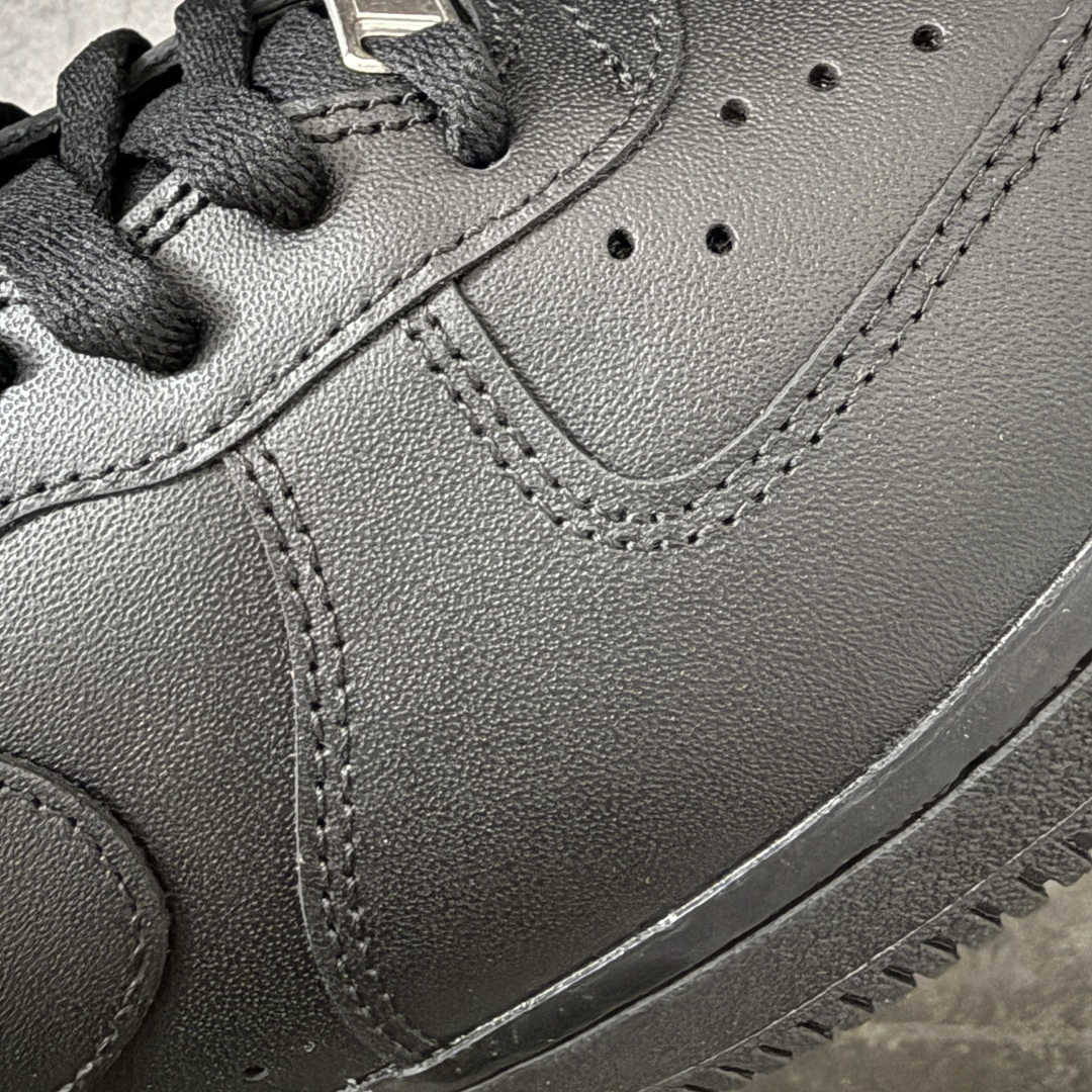 图片[4]-【CS纯原版】NK Air Force 1 Low \’07 空军一号低帮经典板鞋 纯黑 CW2288-001 顶级空军 原厂皮料 升级版 市场独一档 超高清洁度裁片 皮料质感肉眼可见 细节吊打市场其他代号版本 天花板级别 全鞋电脑针车 工整有序 原厂港宝加持完美还原灵魂版型 原盒原配从里到外百分百还原 原厂全头层原厂皮料 原标原盒 内置Sole气垫 中底白色背胶 中底划线 已经无限的接近公司 原厂楦头 原厂刺绣 后跟弧度修正 正确中底四线防伪 尺码：36 36.5 37.5 38 38.5 39 40 40.5 41 42 42.5 43 44 44.5 45 46-选品中心
