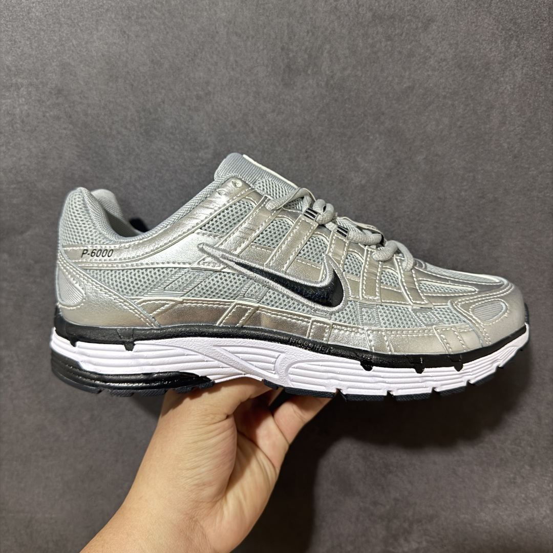【公司级】Nike P-6000 复古休闲 耐克 低帮休闲城市通勤跑步鞋 采用透气网眼布搭配皮革和合成材质覆面 再现早期鞋款外观 活力配色打造时尚外观和运动美学 结合泡棉缓震配置 缔造非凡舒适的日常穿着体验 皮革织物与合成材质组合鞋面 打造舒适支撑效果 货号:FD9876-101 尺码:36 36.5 37.5 38 38.5 39 40 40.5 41 42 42.5 43 44 45 46-选品中心