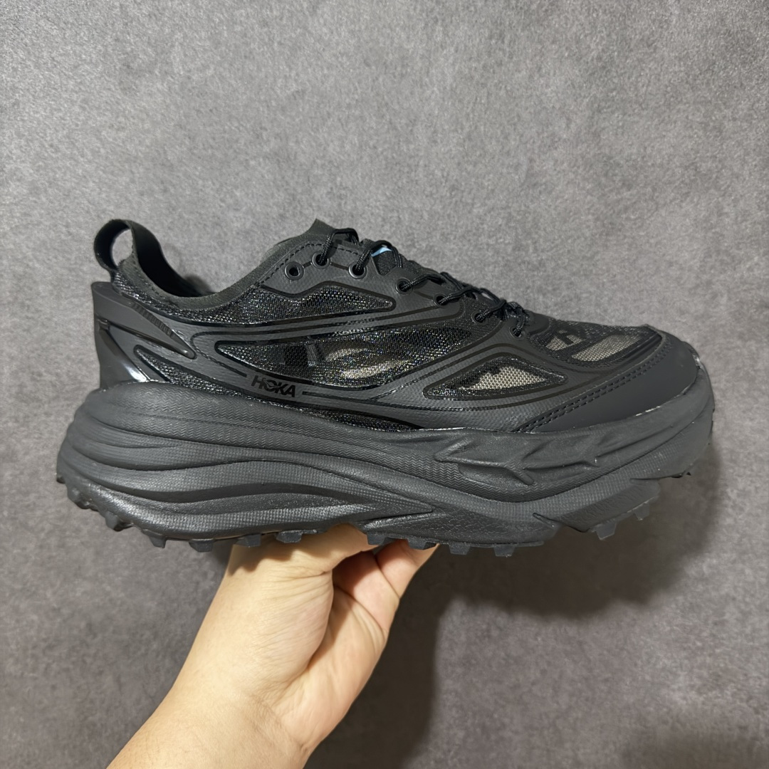 【公司级】HOKA M STINSON one7 全新配色 HOKA ONE ONE是来自美国的跑步鞋知名品牌,创立于2009年,始终致力于为所有跑者提供更新、更好的跑步装备。相比常规跑鞋,HOKA ONE特别研发使用性能独特的几何形跑鞋中底,此种鞋底更厚、更高、回弹性也更好,除了卓越的缓冲性能,它还能为各种阶段的跑者带来更具动感、更加稳定的跑步体验。HOKA ONE ONE从设计之初就清楚意识到,要保证跑者步幅的均匀一致,双脚自然而然的运动至关重要 货号:1178630/BBNB 尺码:36 36.5 37 38 38.5 39 40 40.5 41 42 42.5 43 44 45-选品中心