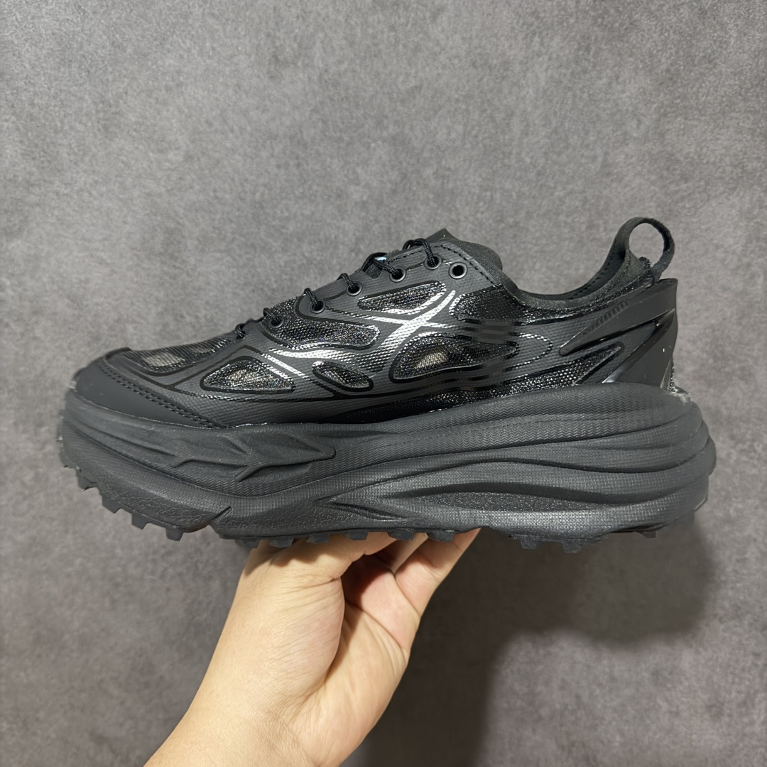 图片[2]-【公司级】HOKA M STINSON one7 全新配色 HOKA ONE ONE是来自美国的跑步鞋知名品牌，创立于2009年，始终致力于为所有跑者提供更新、更好的跑步装备。相比常规跑鞋，HOKA ONE特别研发使用性能独特的几何形跑鞋中底，此种鞋底更厚、更高、回弹性也更好，除了卓越的缓冲性能，它还能为各种阶段的跑者带来更具动感、更加稳定的跑步体验。HOKA ONE ONE从设计之初就清楚意识到，要保证跑者步幅的均匀一致，双脚自然而然的运动至关重要 货号：1178630/BBNB 尺码：36 36.5 37 38 38.5 39 40 40.5 41 42 42.5 43 44 45-选品中心