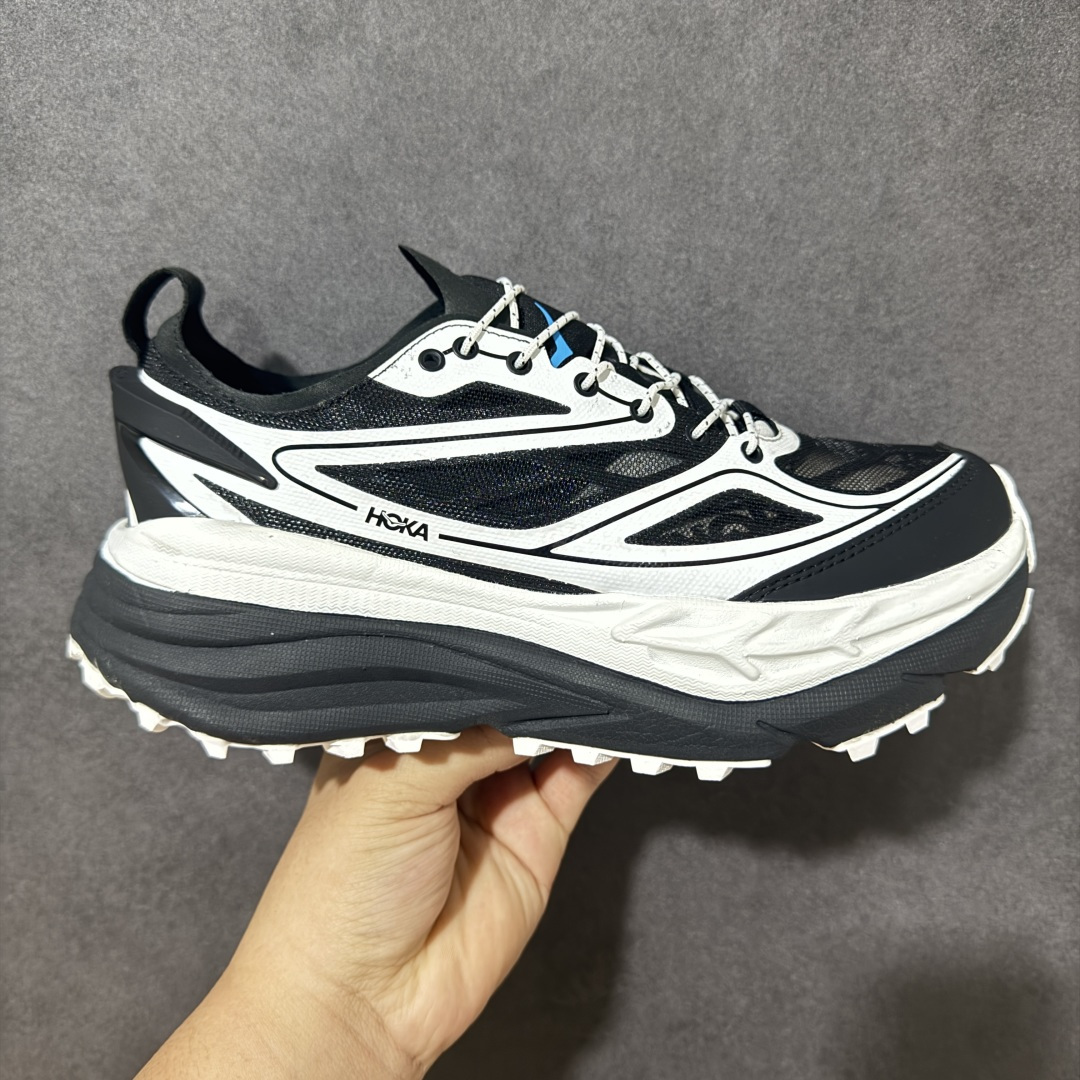 【公司级】HOKA M STINSON one7 全新配色 HOKA ONE ONE是来自美国的跑步鞋知名品牌,创立于2009年,始终致力于为所有跑者提供更新、更好的跑步装备。相比常规跑鞋,HOKA ONE特别研发使用性能独特的几何形跑鞋中底,此种鞋底更厚、更高、回弹性也更好,除了卓越的缓冲性能,它还能为各种阶段的跑者带来更具动感、更加稳定的跑步体验。HOKA ONE ONE从设计之初就清楚意识到,要保证跑者步幅的均匀一致,双脚自然而然的运动至关重要 货号:1178630/BWHT 尺码:36 36.5 37 38 38.5 39 40 40.5 41 42 42.5 43 44 45-选品中心