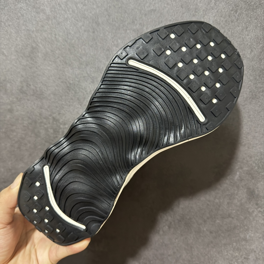 图片[9]-【公司级】Nike Motiva 耐克夏季透气缓震波浪跑鞋 FJ1058-100  #鞋底采用夸张的弯曲几何设计，塑造弧形摇杆造型，助力轻松向前。顺畅迈步体验上脚即知，令你乐在其中。  #中底采用Cushlon3.0泡绵提供缓震，有助应对路面冲击力;外底搭载创新ComfortGroove凸起纹路设计，提供柔软舒适脚感。  尺码：36 36.5 37.5 38 38.5 39 40 40.5 41 42 42.5 43 44 44.5 45-选品中心