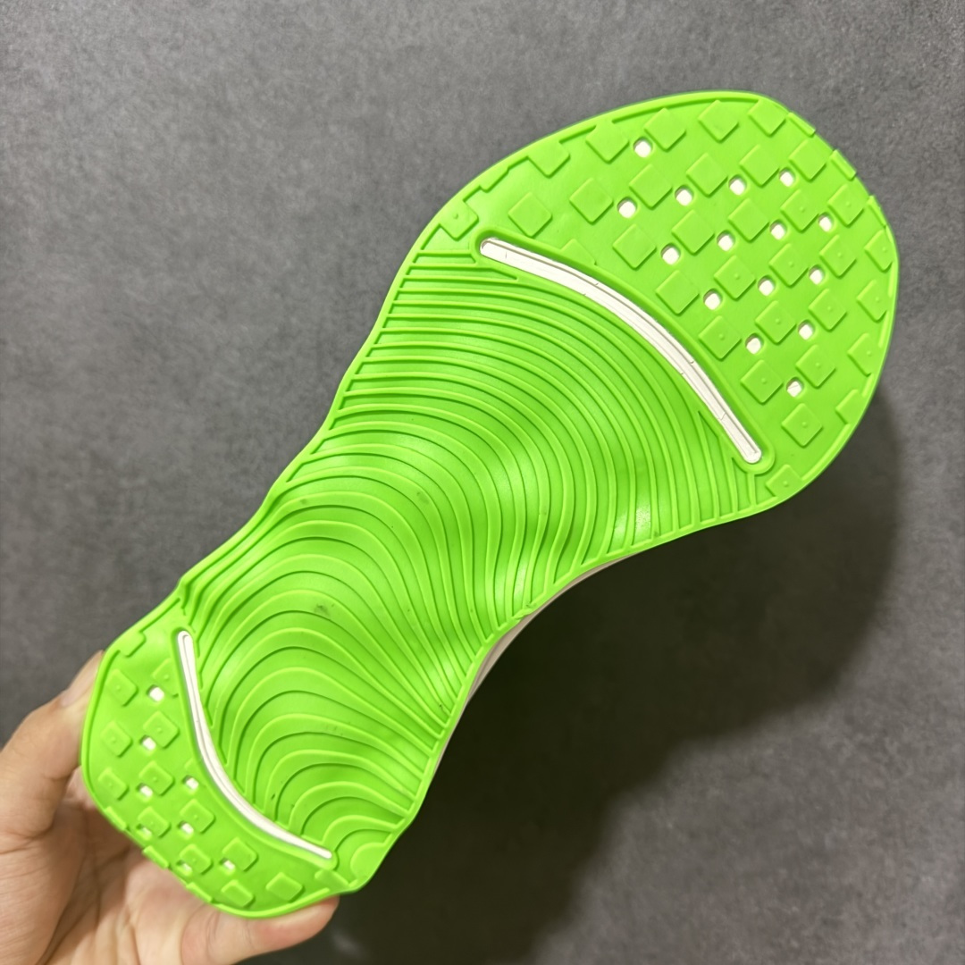 图片[9]-【公司级】Nike Motiva 耐克夏季透气缓震波浪跑鞋 DV1238-002  #鞋底采用夸张的弯曲几何设计，塑造弧形摇杆造型，助力轻松向前。顺畅迈步体验上脚即知，令你乐在其中。  #中底采用Cushlon3.0泡绵提供缓震，有助应对路面冲击力;外底搭载创新ComfortGroove凸起纹路设计，提供柔软舒适脚感。  尺码：36 36.5 37.5 38 38.5 39 40 40.5 41 42 42.5 43 44 44.5 45-选品中心
