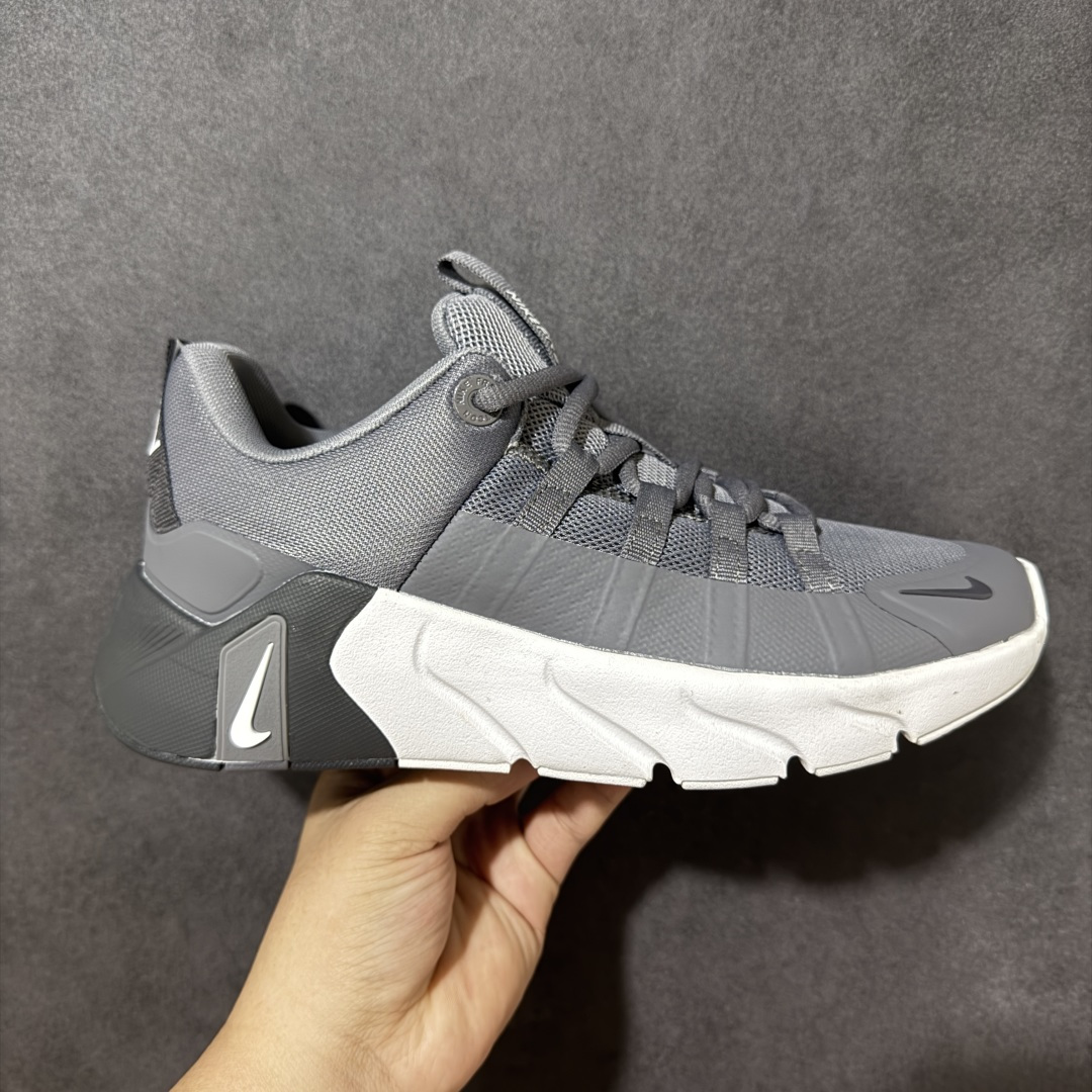 【公司级】NIKE FREE METCON 7网布 圆头 系带 减震防滑 低帮 训练鞋 整体设计流线更简洁了,标志性logo越来越小,后跟倒三角设计让小腿更显长 目前得到的反馈:前侧全网面设计,相比较6比5鞋楦更宽,脚掌面更自由,但在侧向发力模式下没有metcon9安全系数高,鞋底比5代硬,还是BC BP更合适! 货号:II7405 005 尺码:36 36.5 37.5 38 38.5 39 40 40.5 41 42 42.5 43 44 45 46-选品中心
