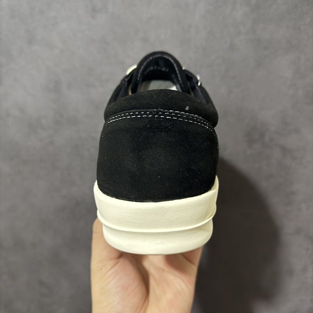 图片[4]-【公司级K版】瑞克 欧文斯Rick owens 主线 经典西瓜头 RO低帮黑色绒面 进口原料牛皮 莞产超级顶货 新配色陆续上架 产品只会越做越漂亮 鞋头采用原版一致工艺 又翘又歪的效果目前这个技术市面上的任何版本都达不到这个效果 私模开发 细节一步到位不敢说百分百 保证有百分之98还原 慢工出细活 好的产品不怕晚 这次的开发针对艺术家 收藏家 高品质 的人群 水染粒面小牛皮材质，和针车间距都是极致还原！ 顶级头层的小牛皮，质感无敌，奢侈品的触感！ 定制品牌logo的拉链！超大一比一规格礼盒装，重达3斤以上，外加定制欧文斯保护盒！ 配有日文、英文，双语种配件卡片！细节诠释，一件不落。 鞋盒翻盖 三标，正面+底部都一一做到！虽然增加不了实质的成本，但是打磨产品的细节，再微小也会还原！ 尺码：38-46 编码： XSB270280-选品中心